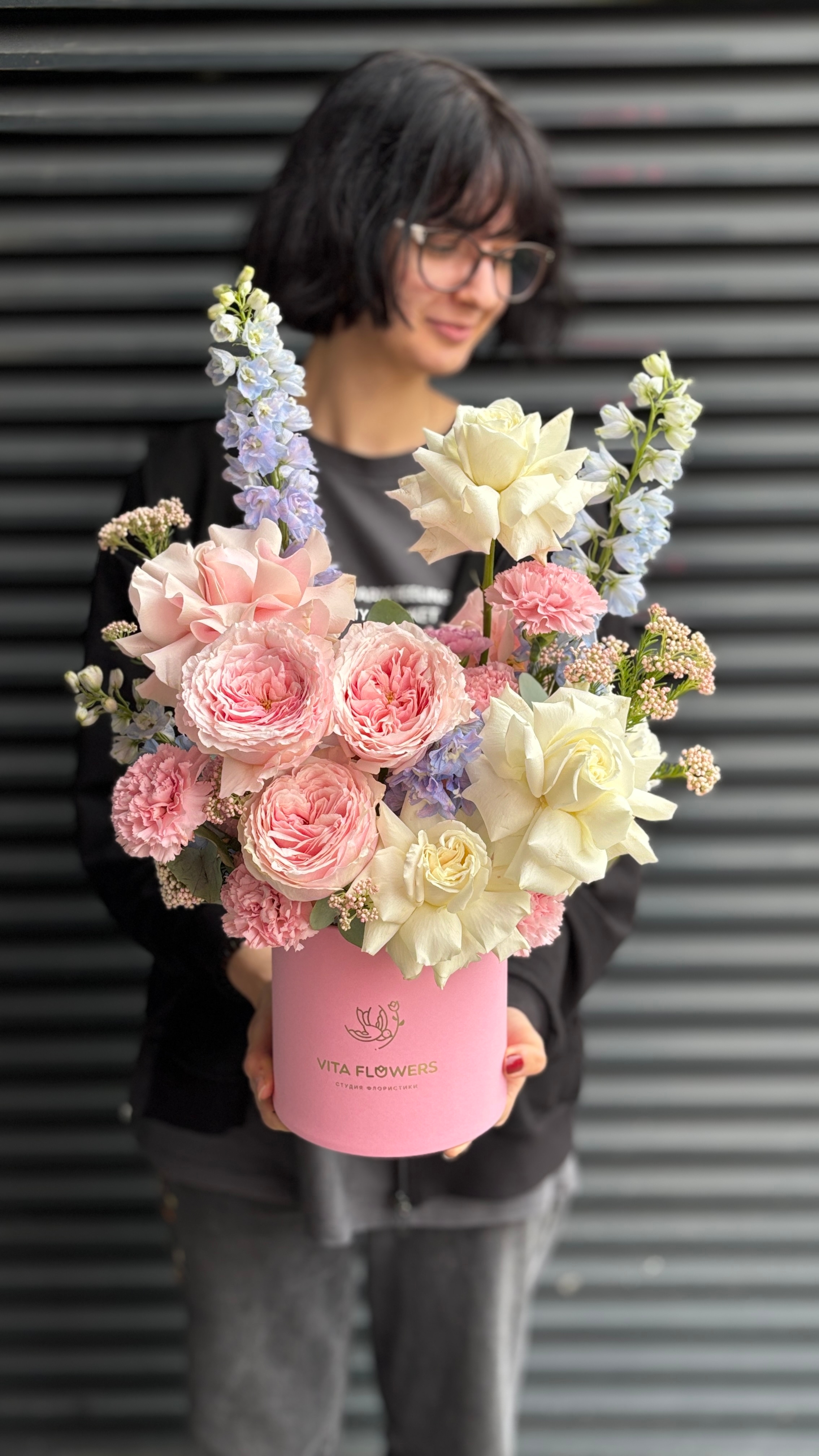 Коробка с изобилием Роз и Дельфиниумами