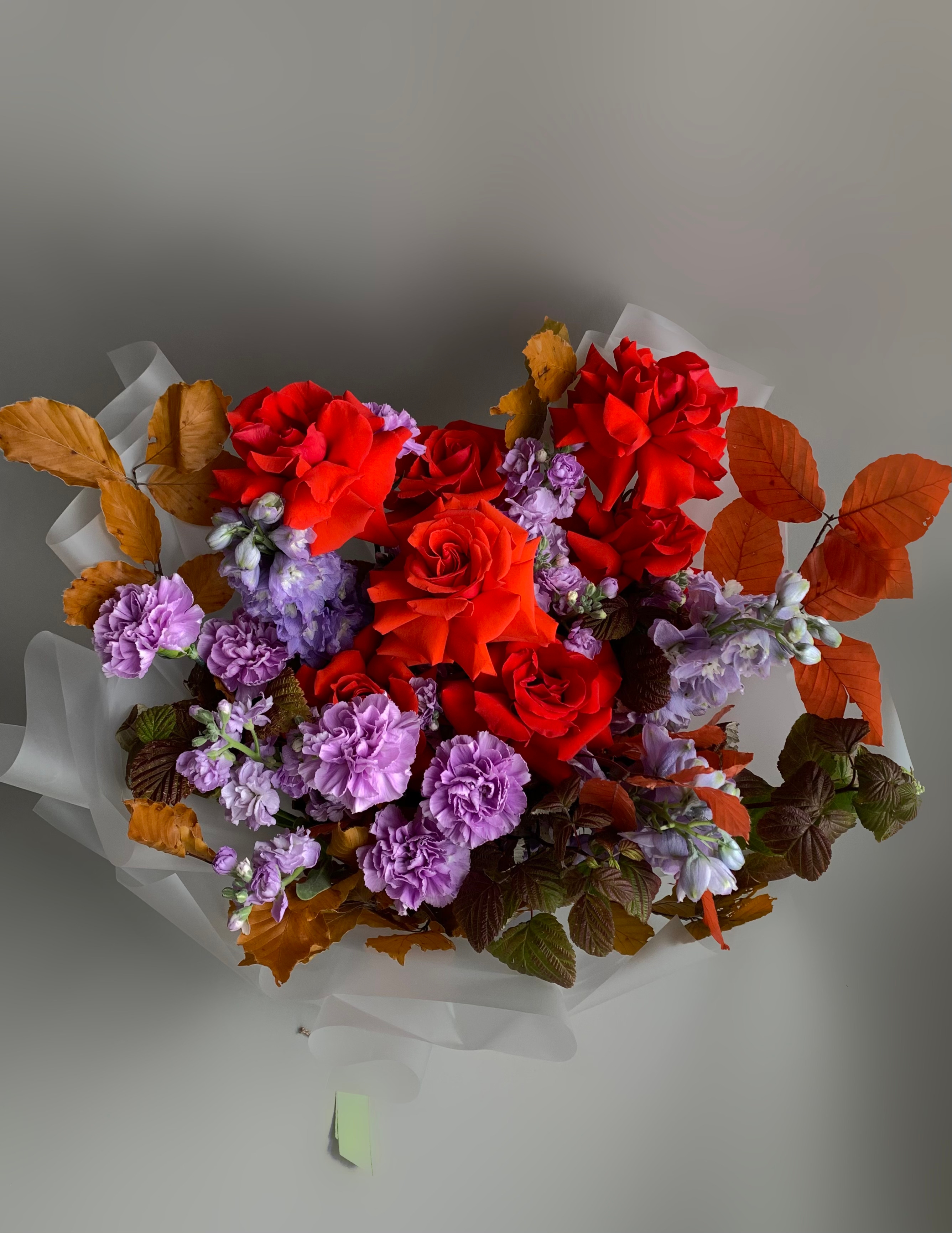 Яркий букет с французскими Розами и Дельфиниумом