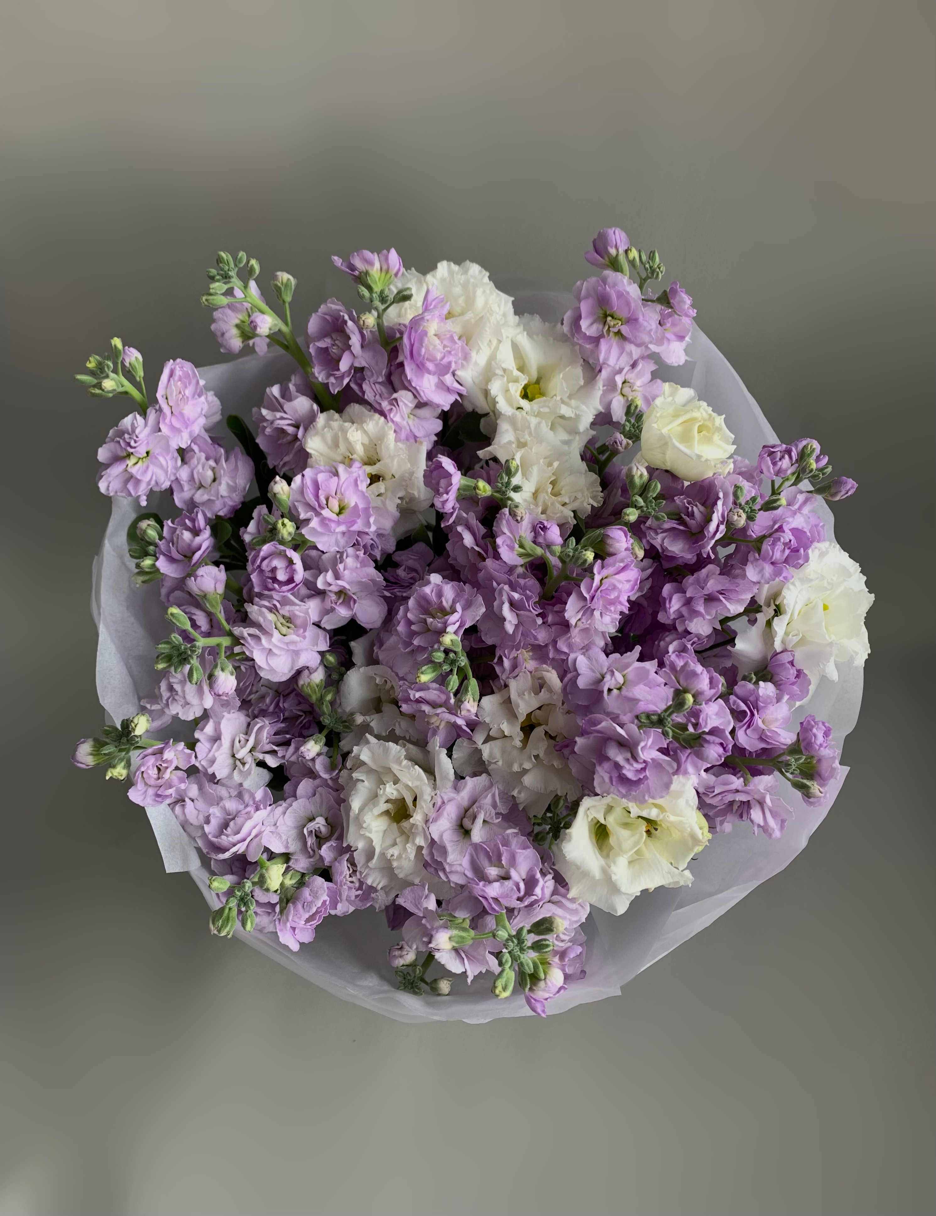 Дуо букет с Маттиолой и Лизиантусом