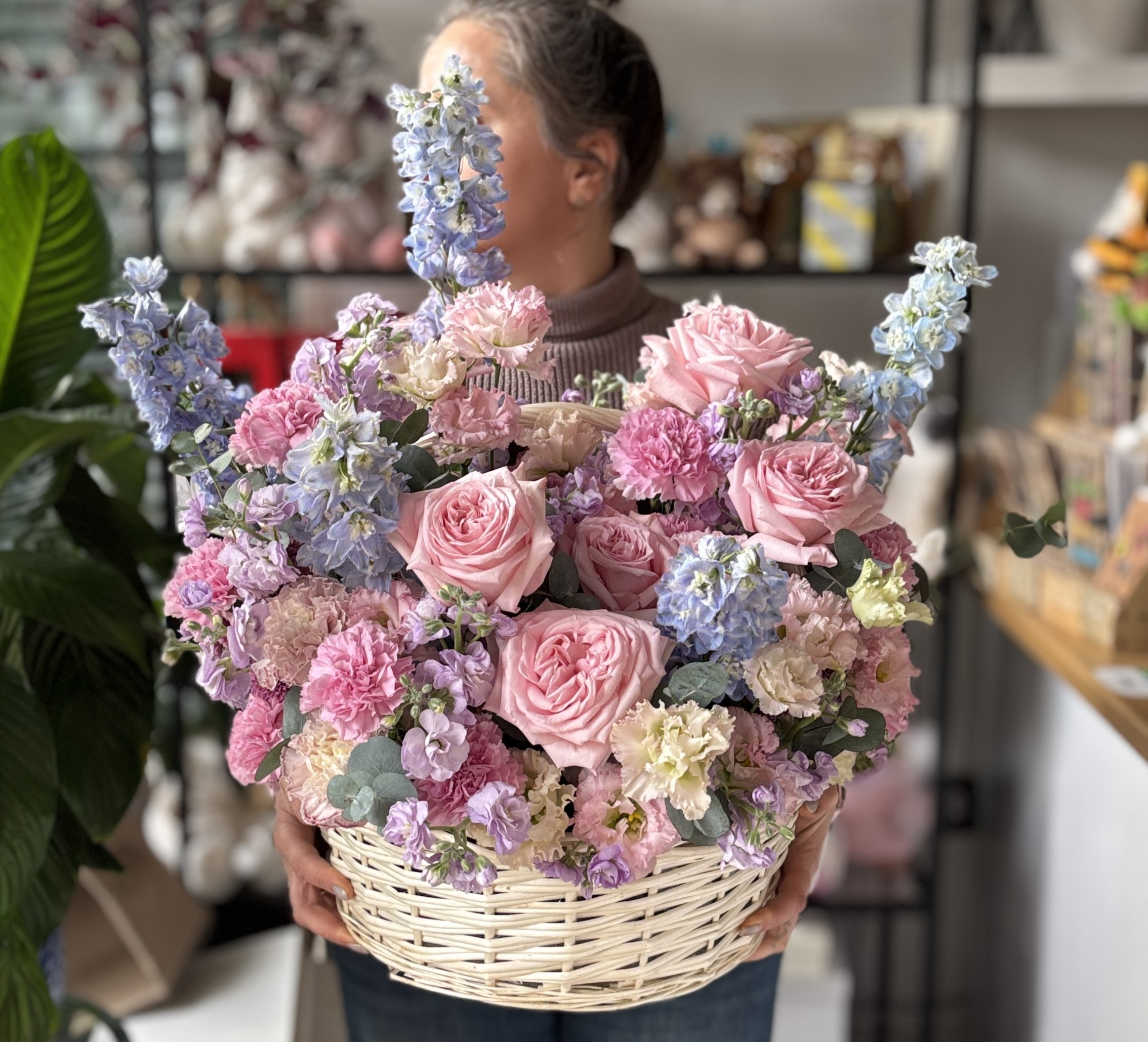 Корзина с роскошными Розами