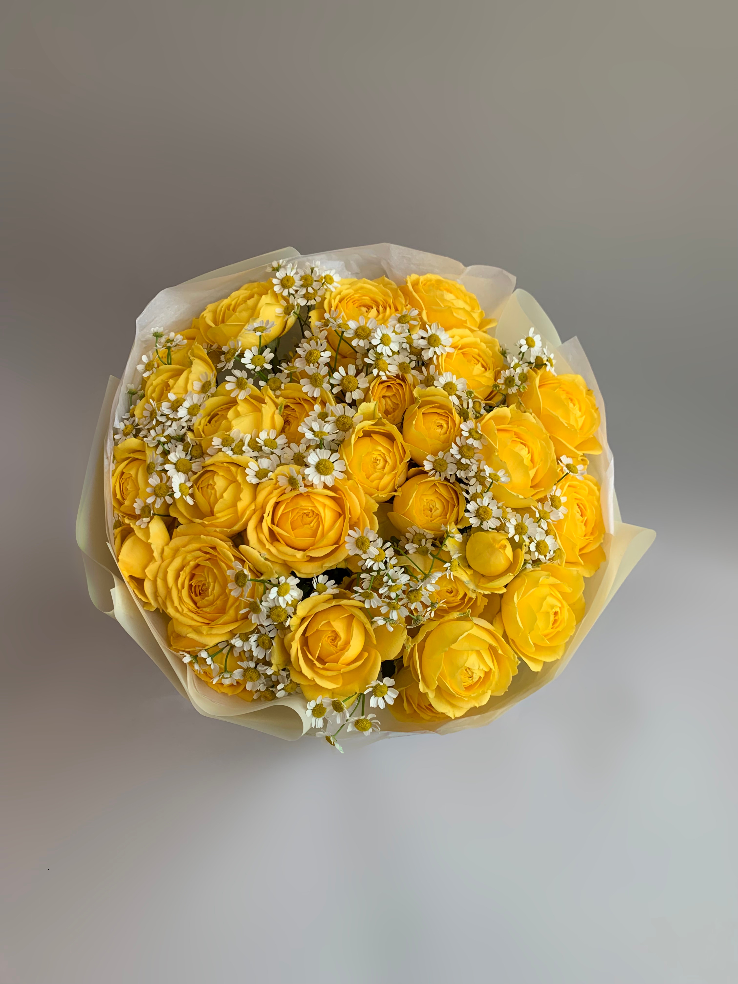 Букет с Ромашками и кустовой Розой