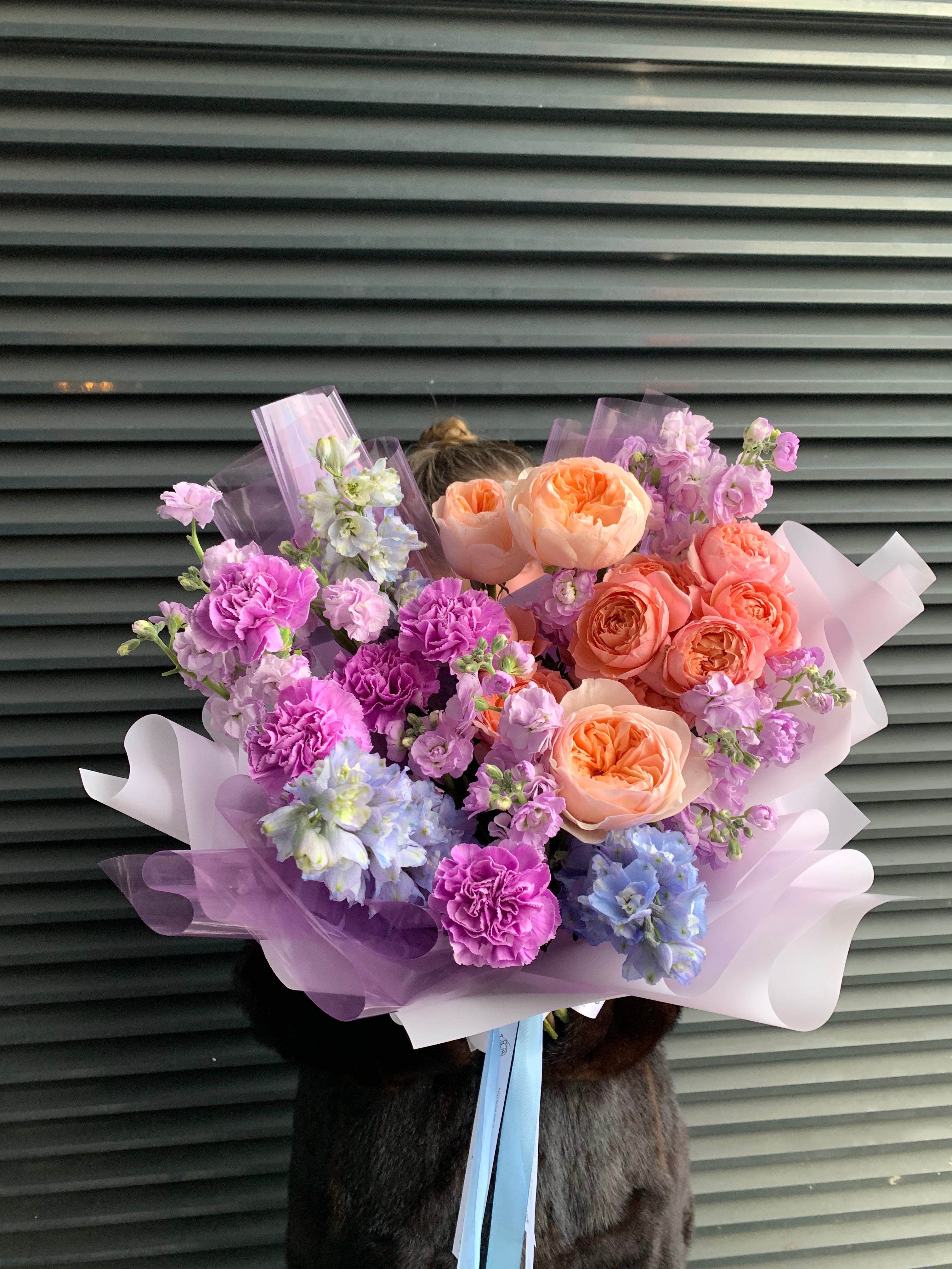 Яркий букет с пионовидными Розами и Дельфиниумом