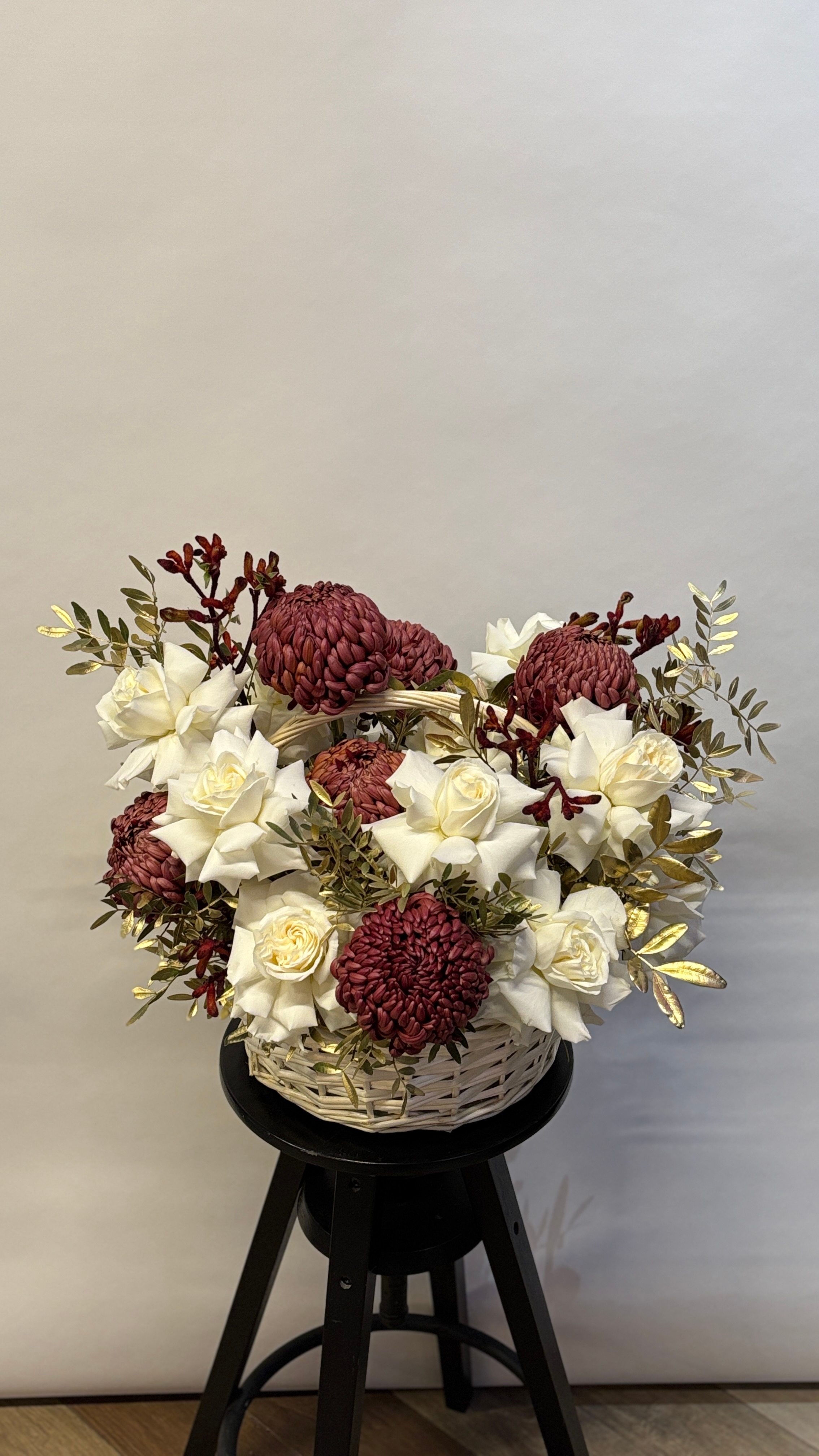 Корзина с французскими Розами и Хризантемами