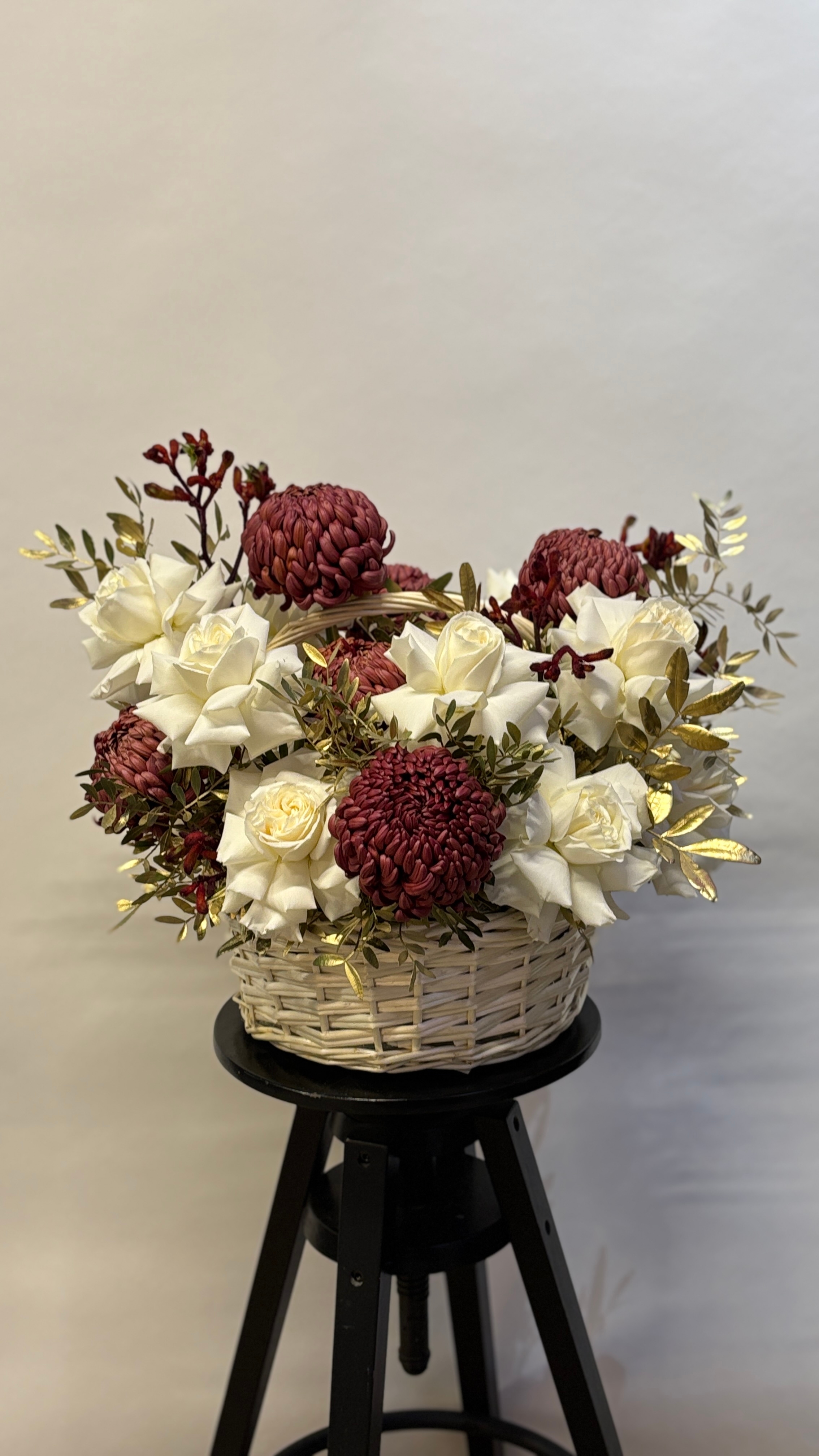 Корзина с французскими Розами и Хризантемами
