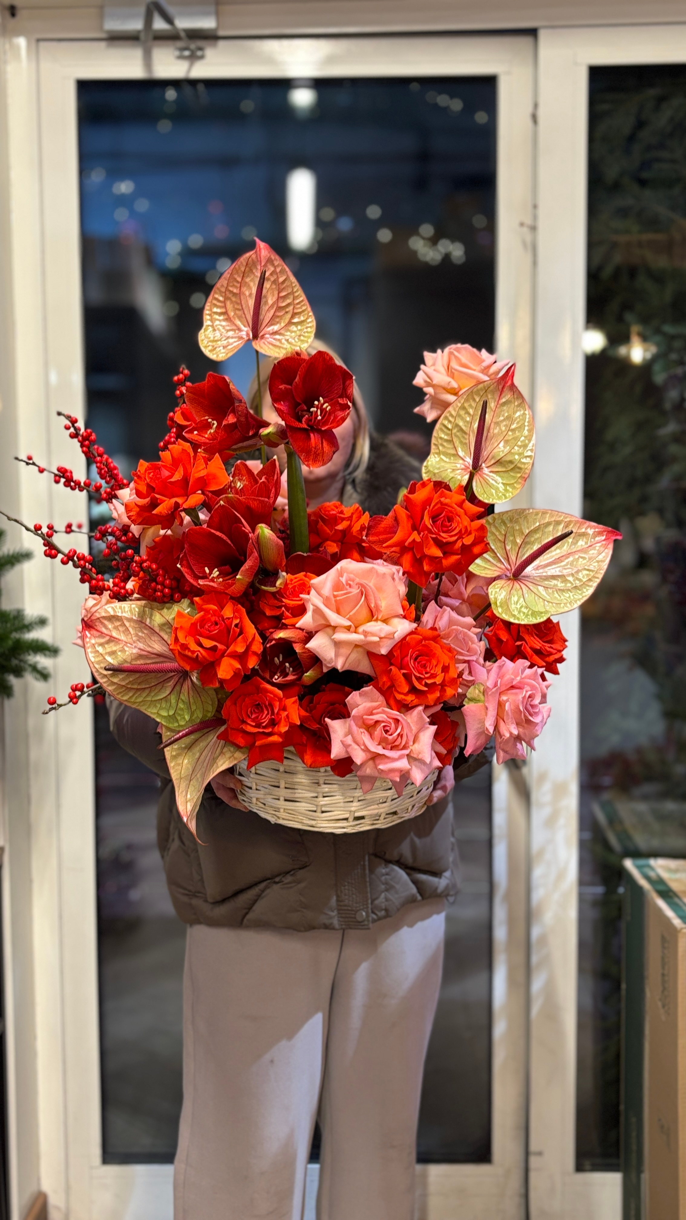 Корзина с французскими Розами и Амариллисами