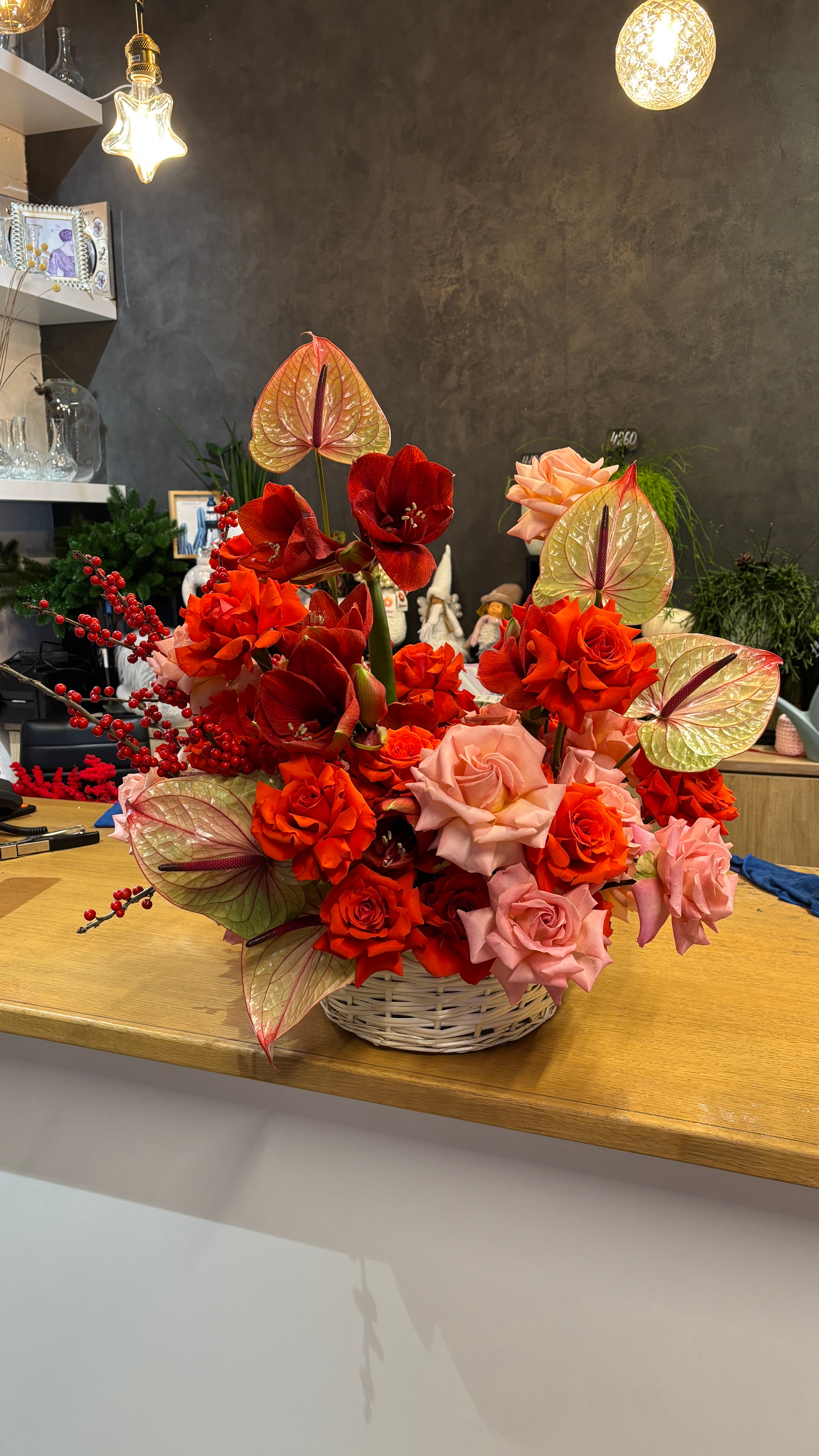 необычные цветы в корзине на юбилей купить