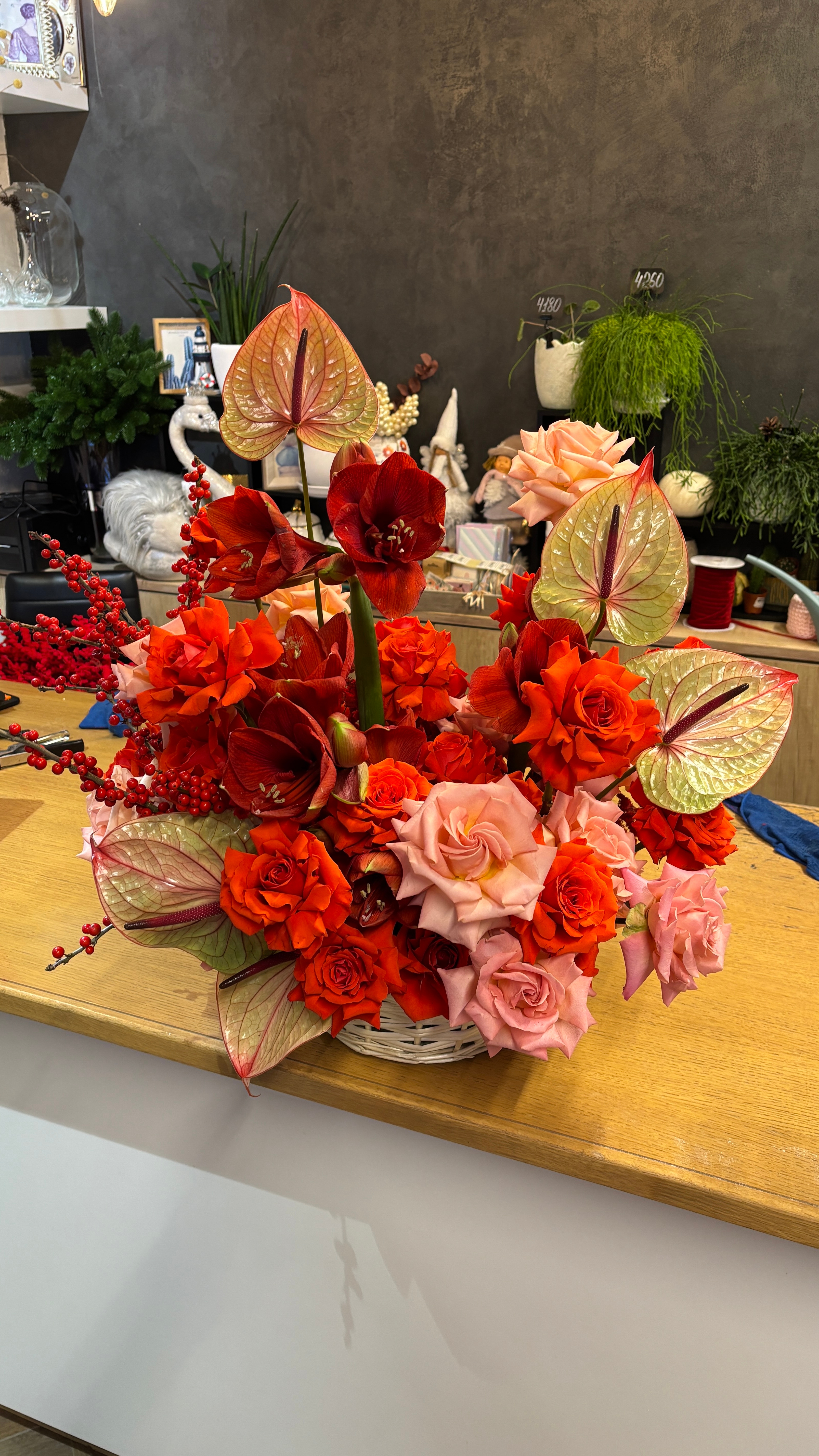 Корзина с французскими Розами и Амариллисами