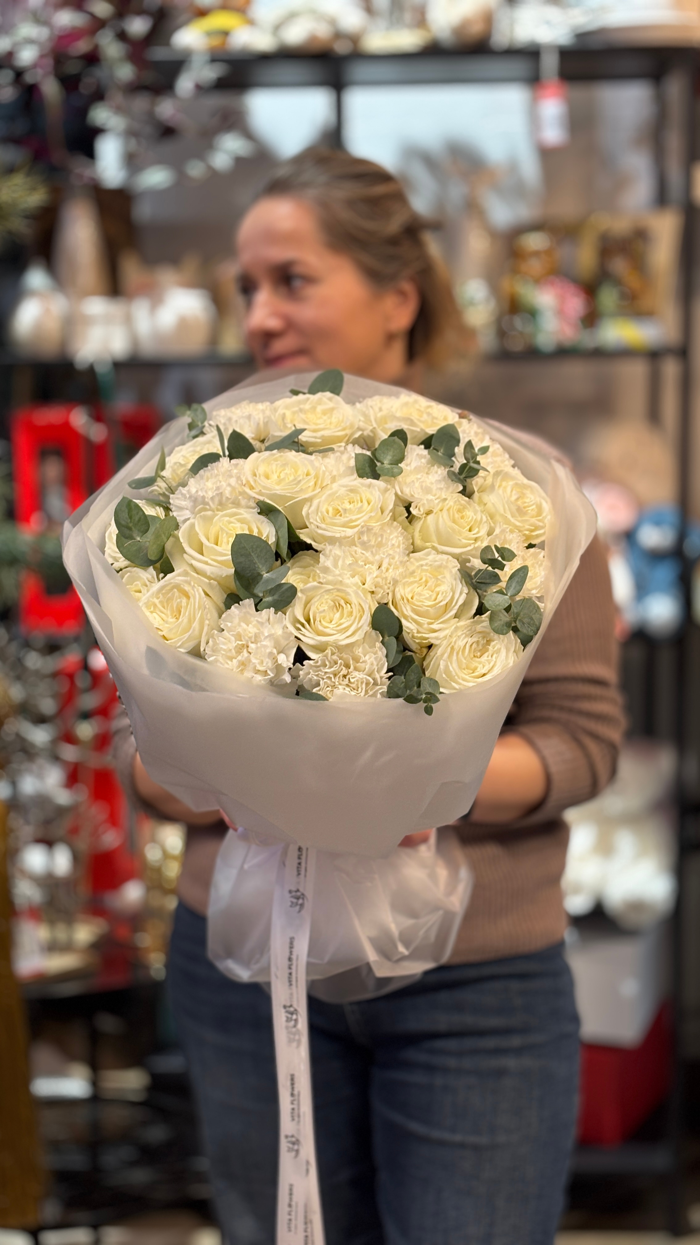 Букет из Гвоздик и белой Розы