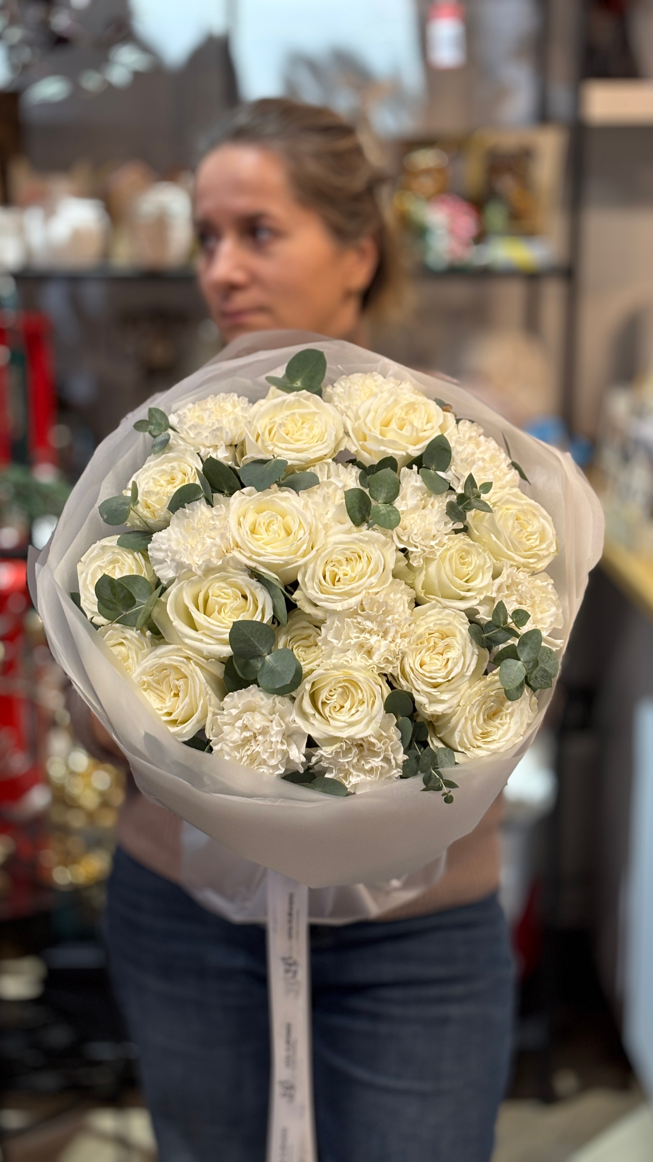 Букет из Гвоздик и белой Розы