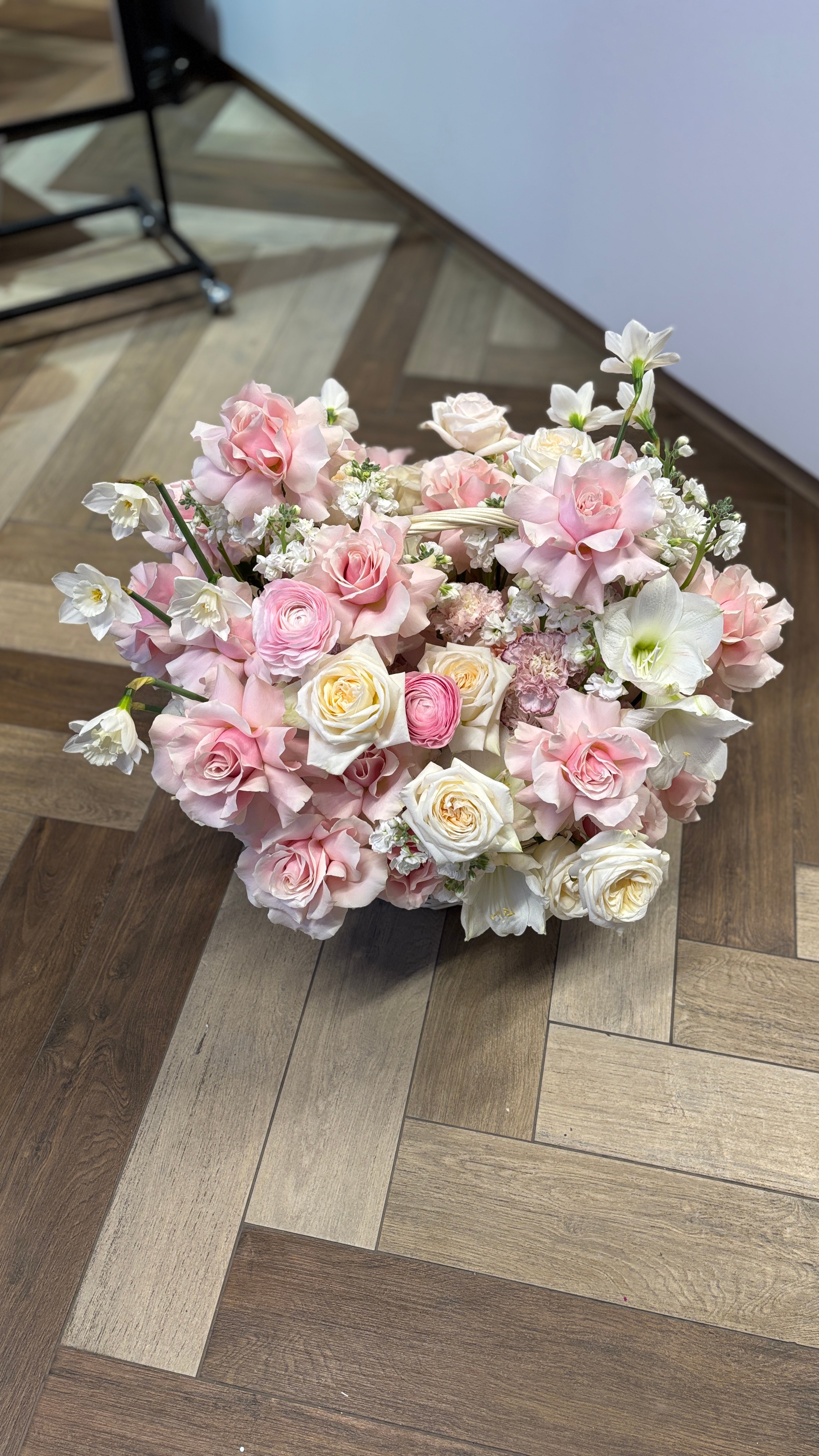 Шикарная корзина с Амариллисами и Розами