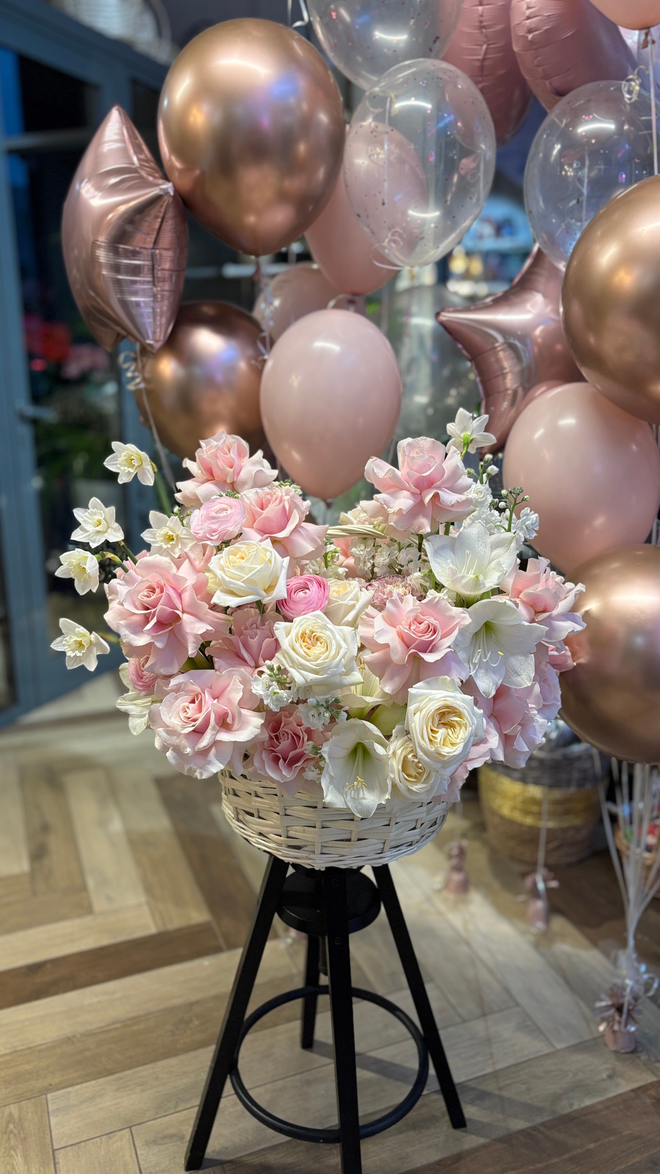 Шикарная корзина с Амариллисами и Розами