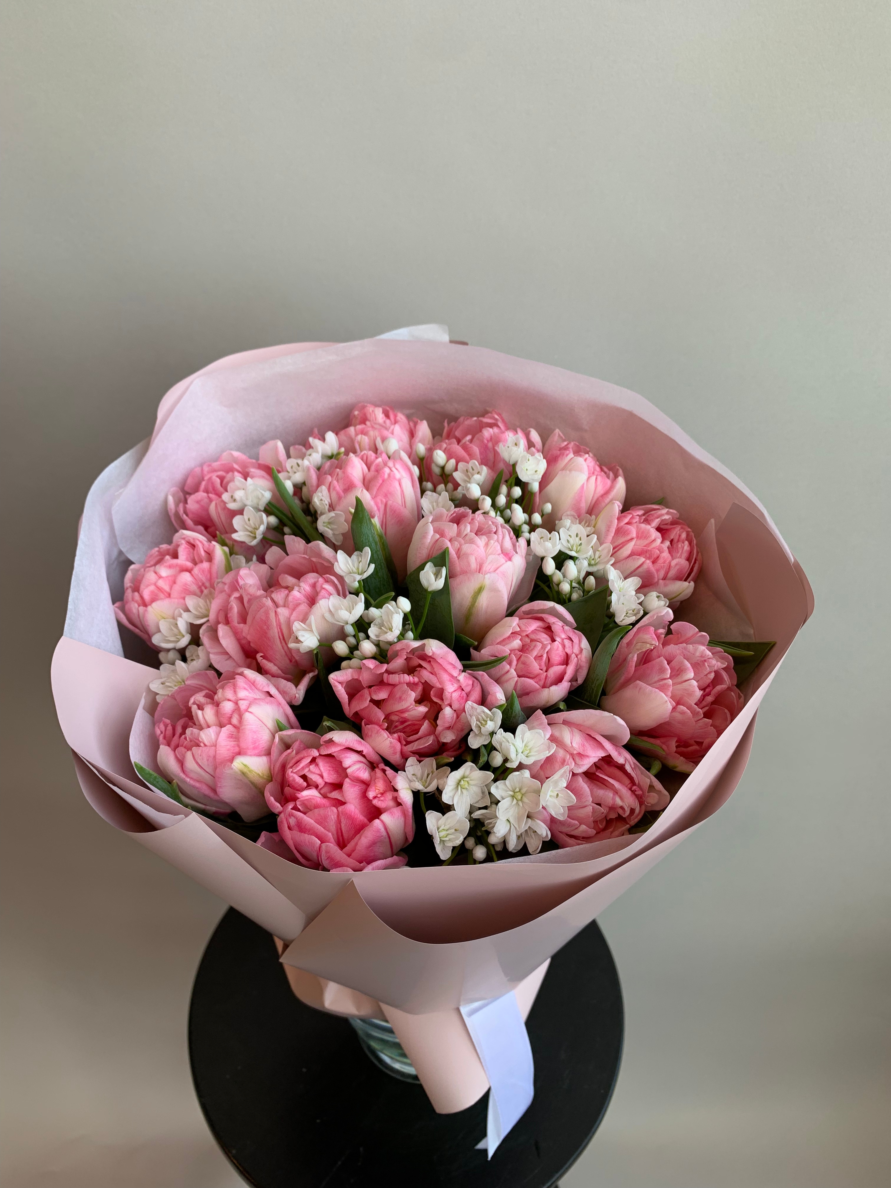 яркие тюльпаны на 8 марта девушке