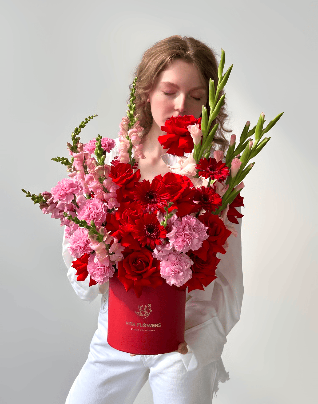 Коробка с розами и гладиолусами