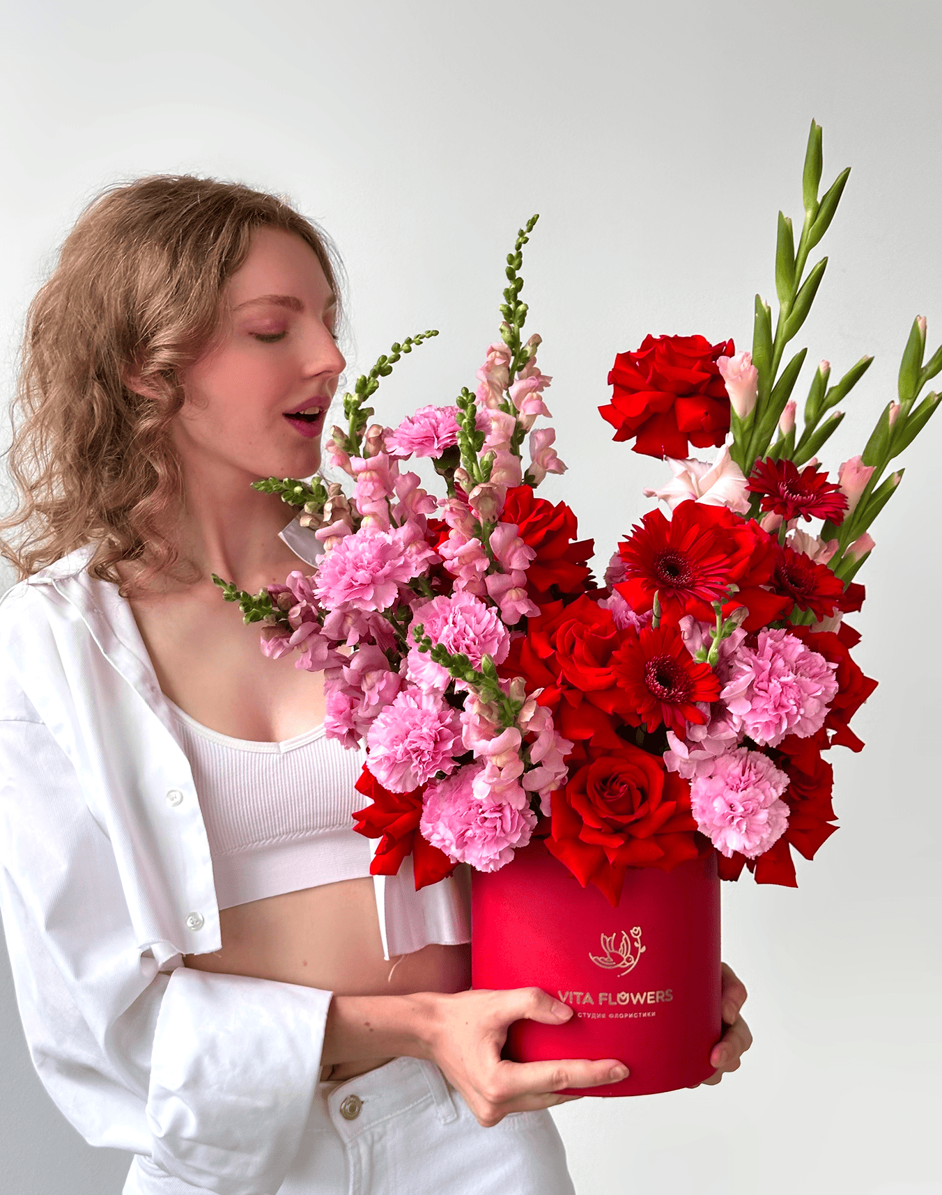 Коробка с розами и гладиолусами