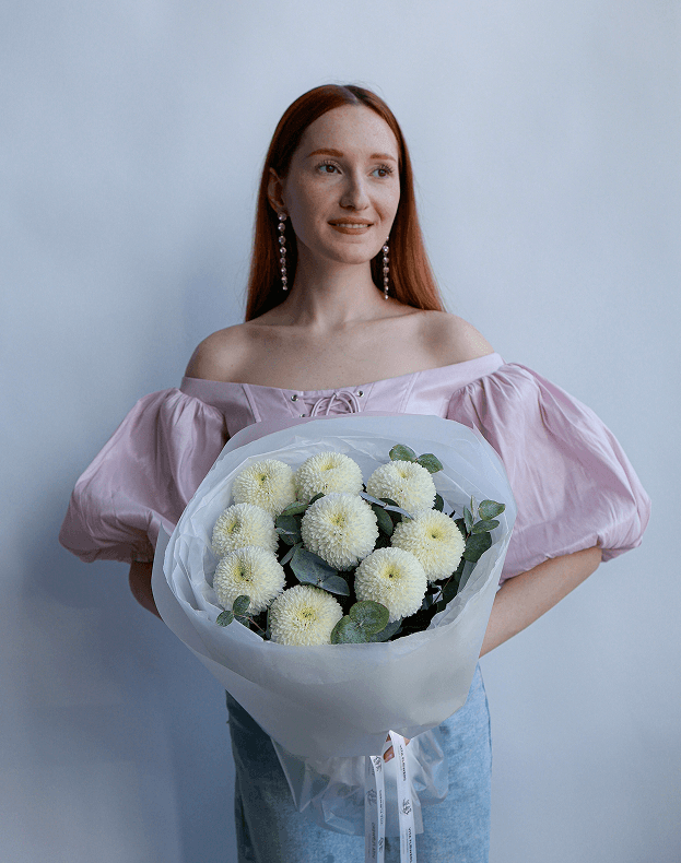 Букет с хризантемой и эвкалиптом