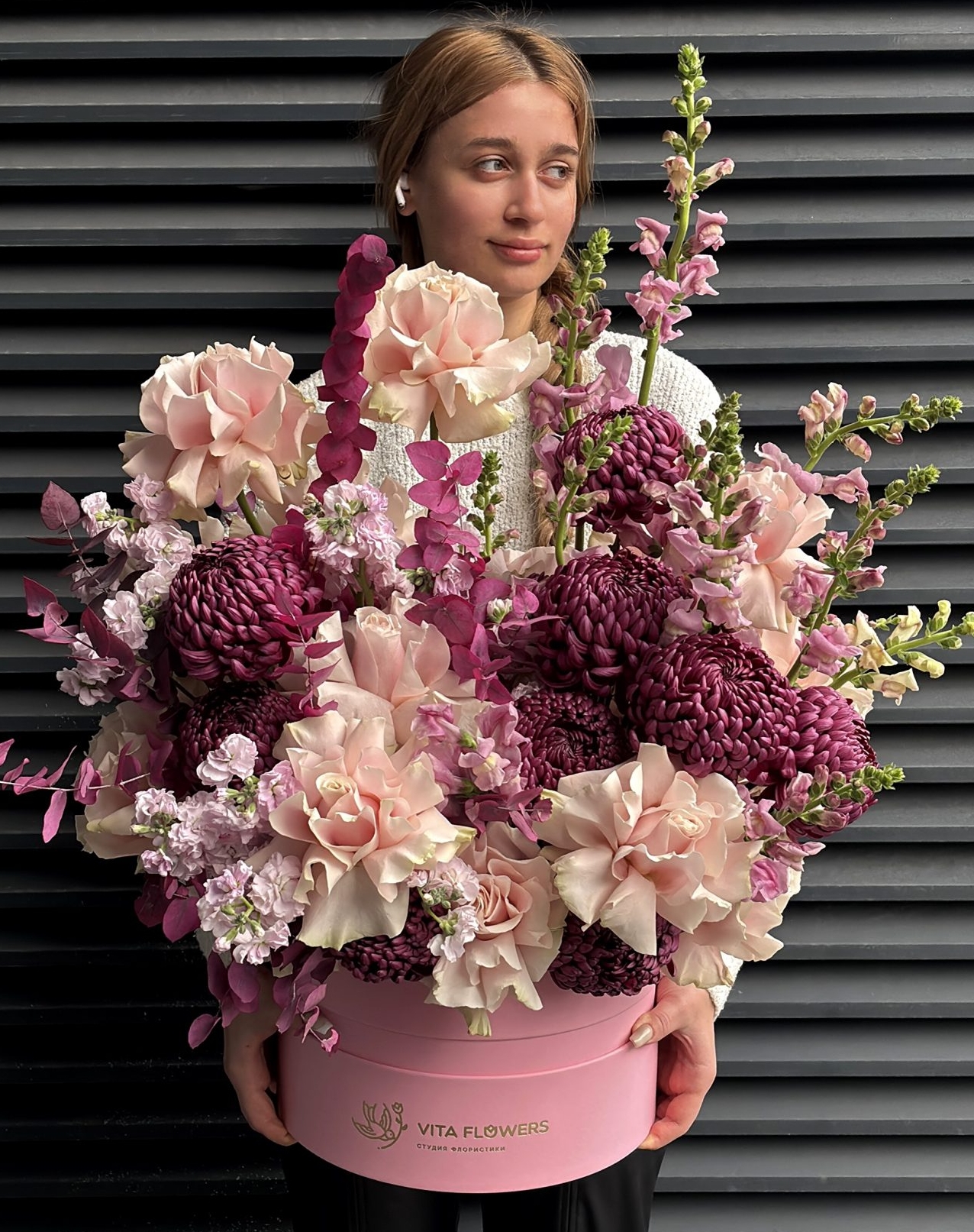 Коробка с антирринумом и хризантемой