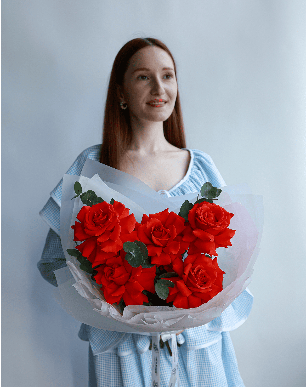 Букет с красной розой и эвкалиптом