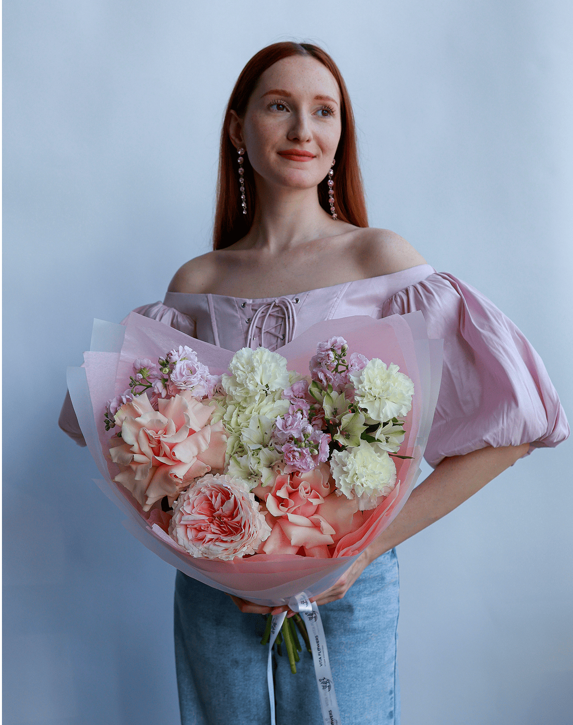 Букет с розой, гортензией и альстромерией