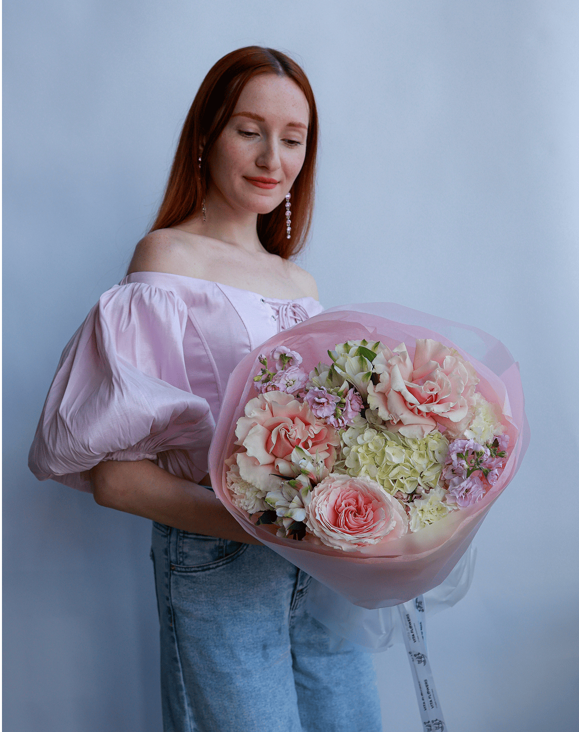 Букет с розой, гортензией и альстромерией