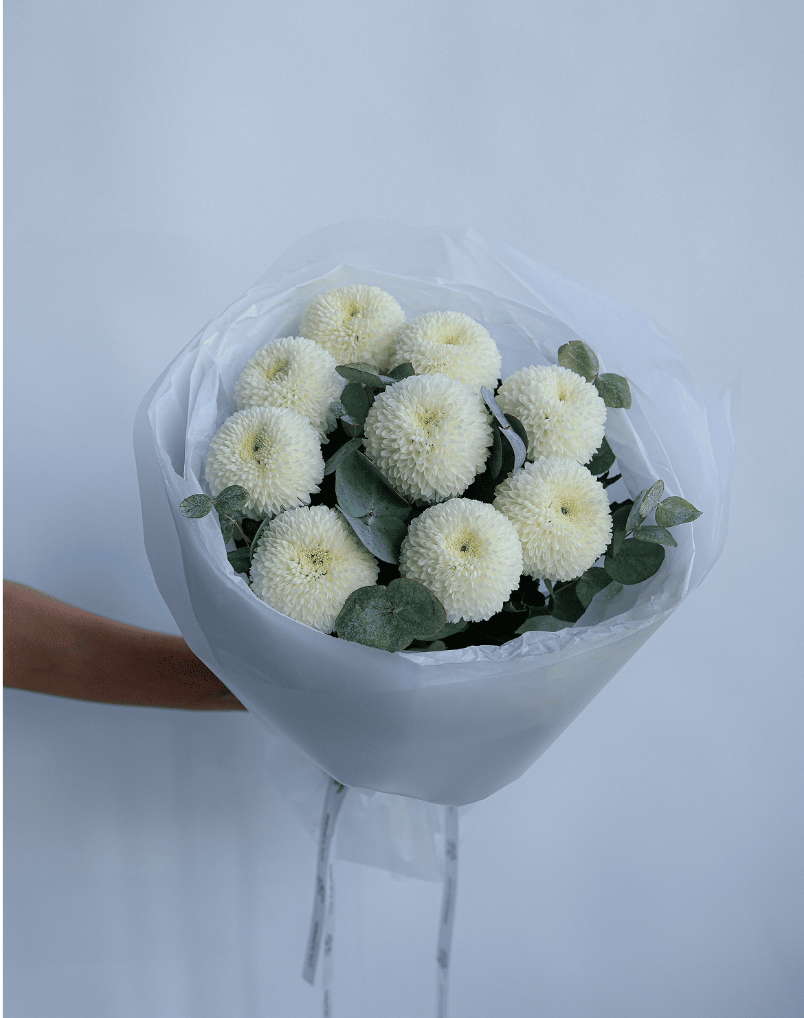 букет с белыми хризантемами