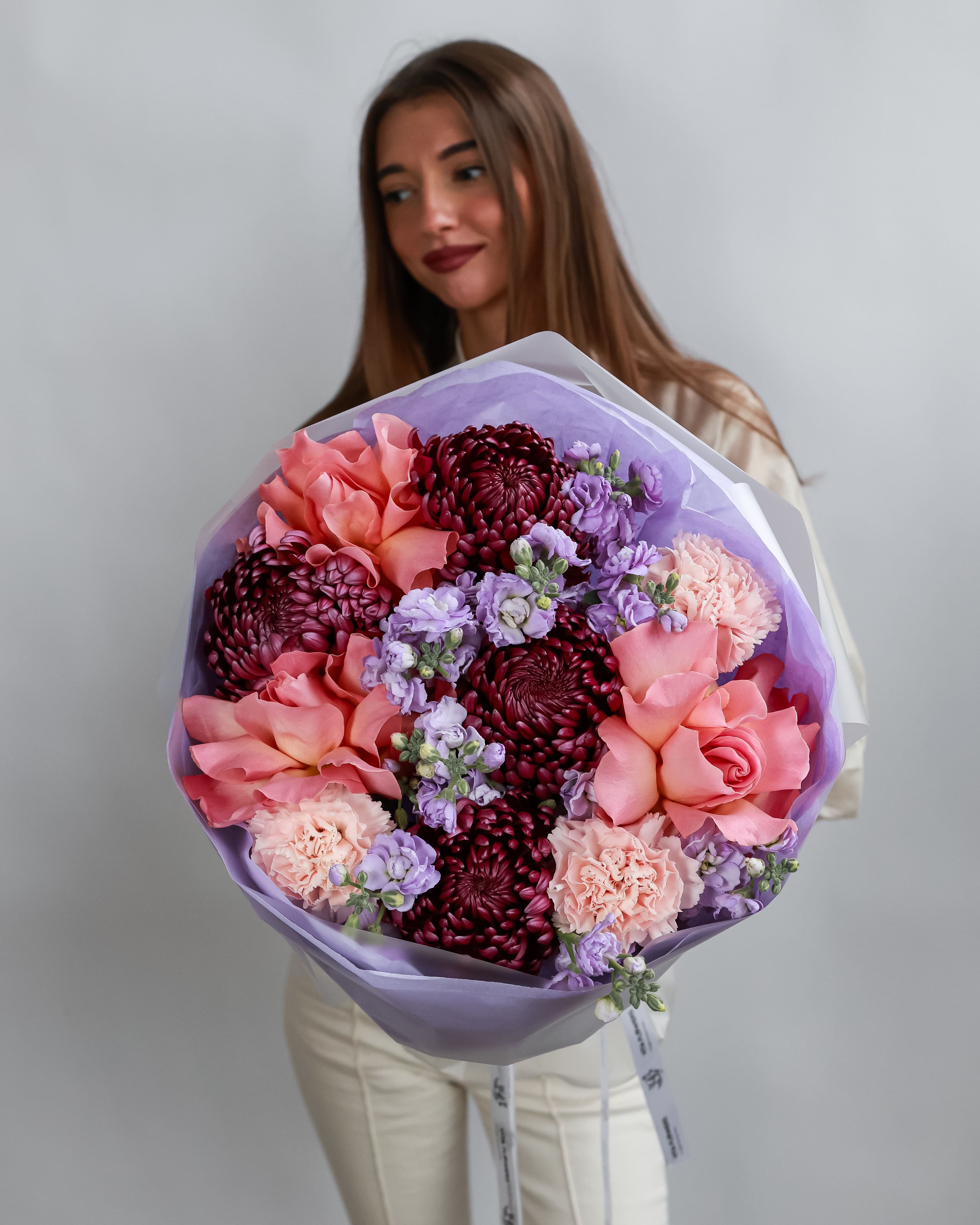 Букет с розами, маттиолой и хризантемой