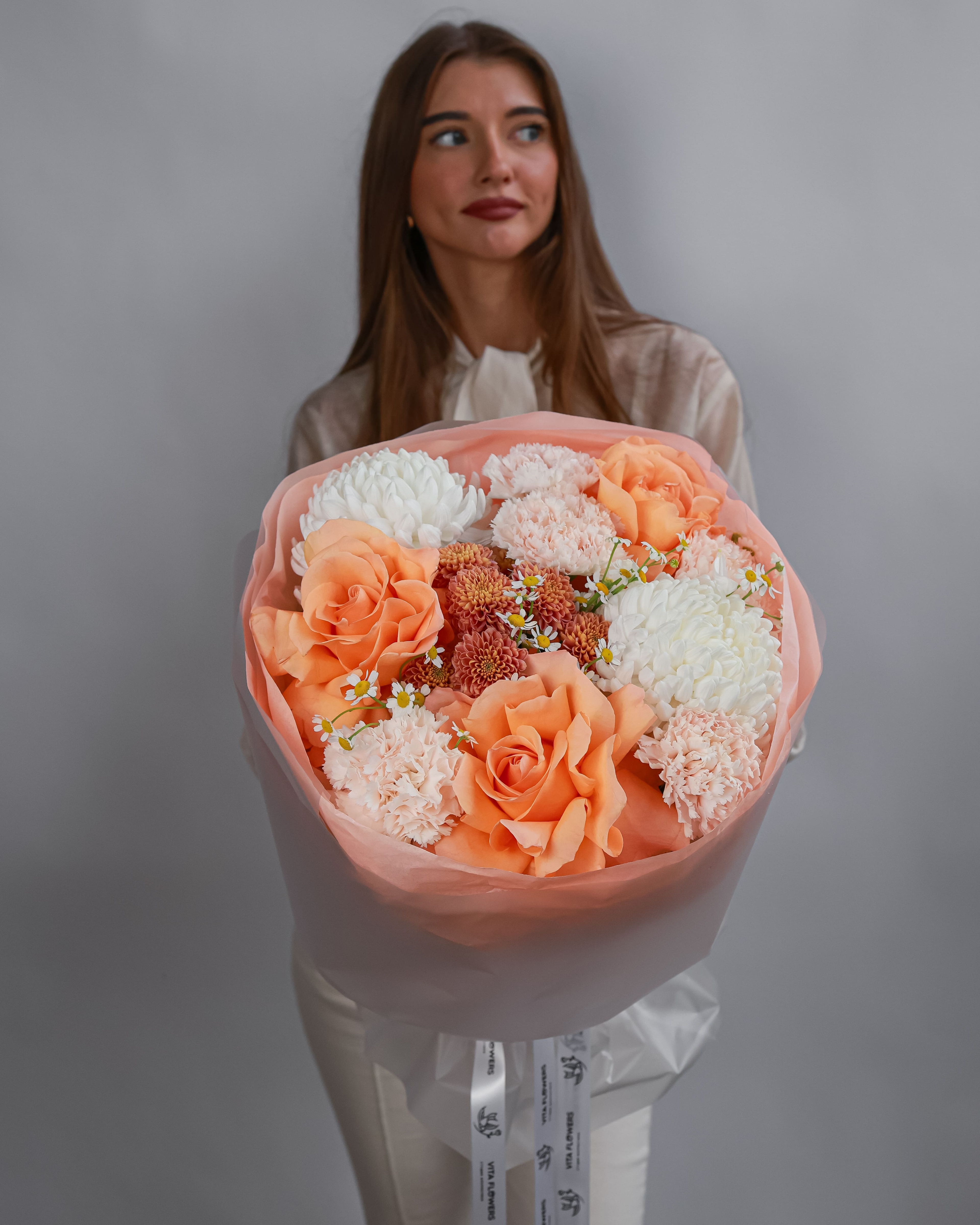 Букет с хризантемой, розами и сантини