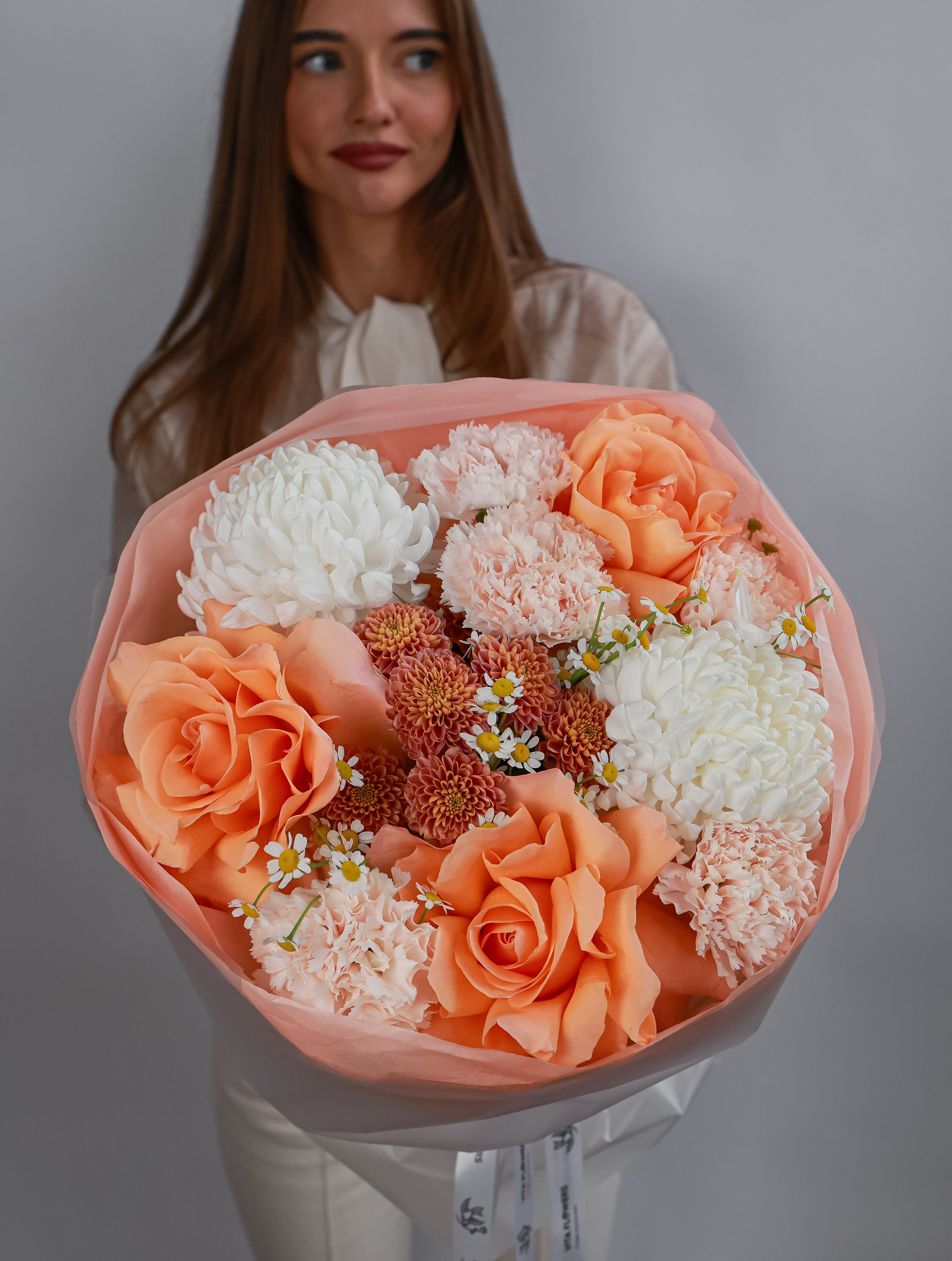 Букет с хризантемой, розами и сантини