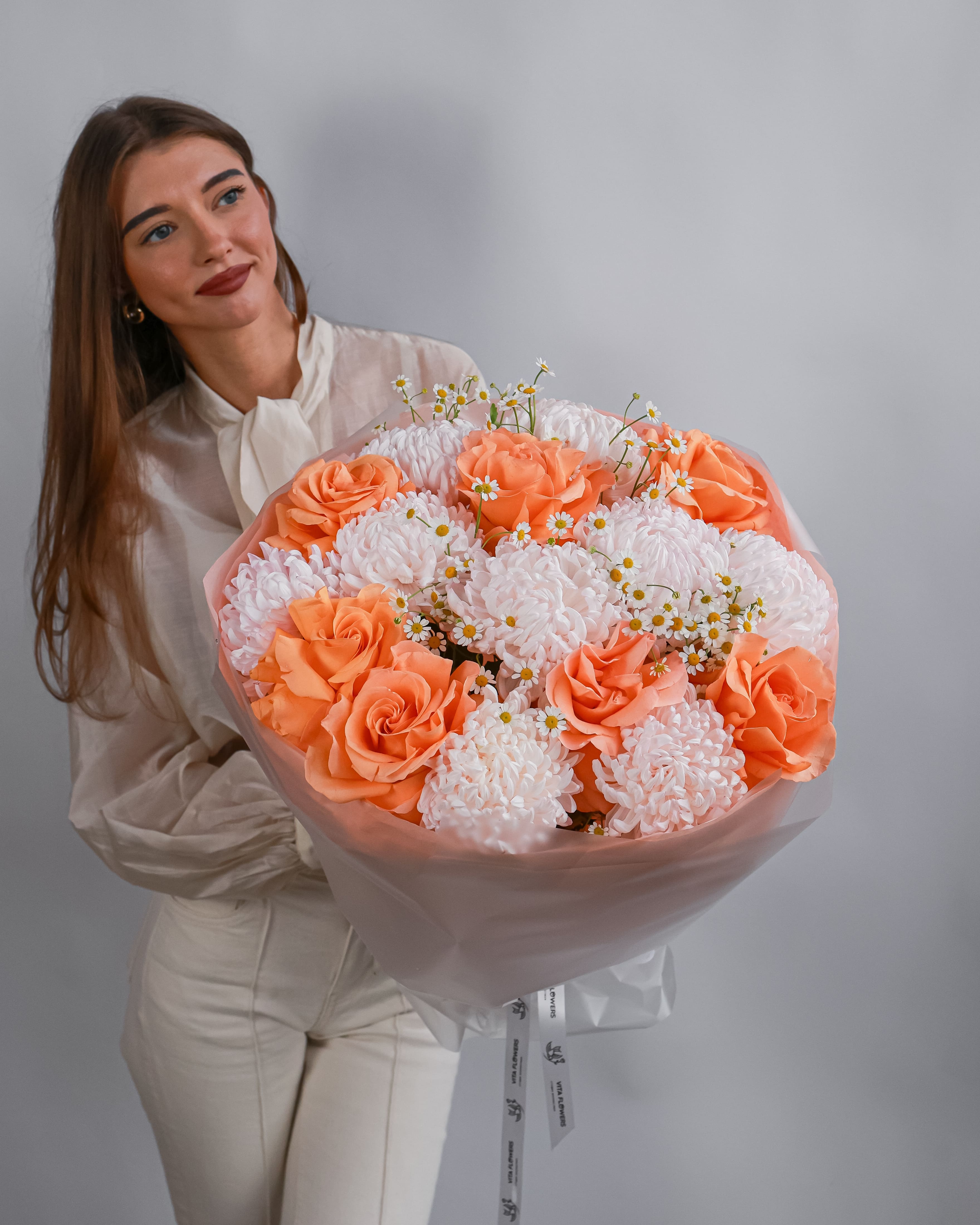 Букет с хризантемой, розами и ромашками