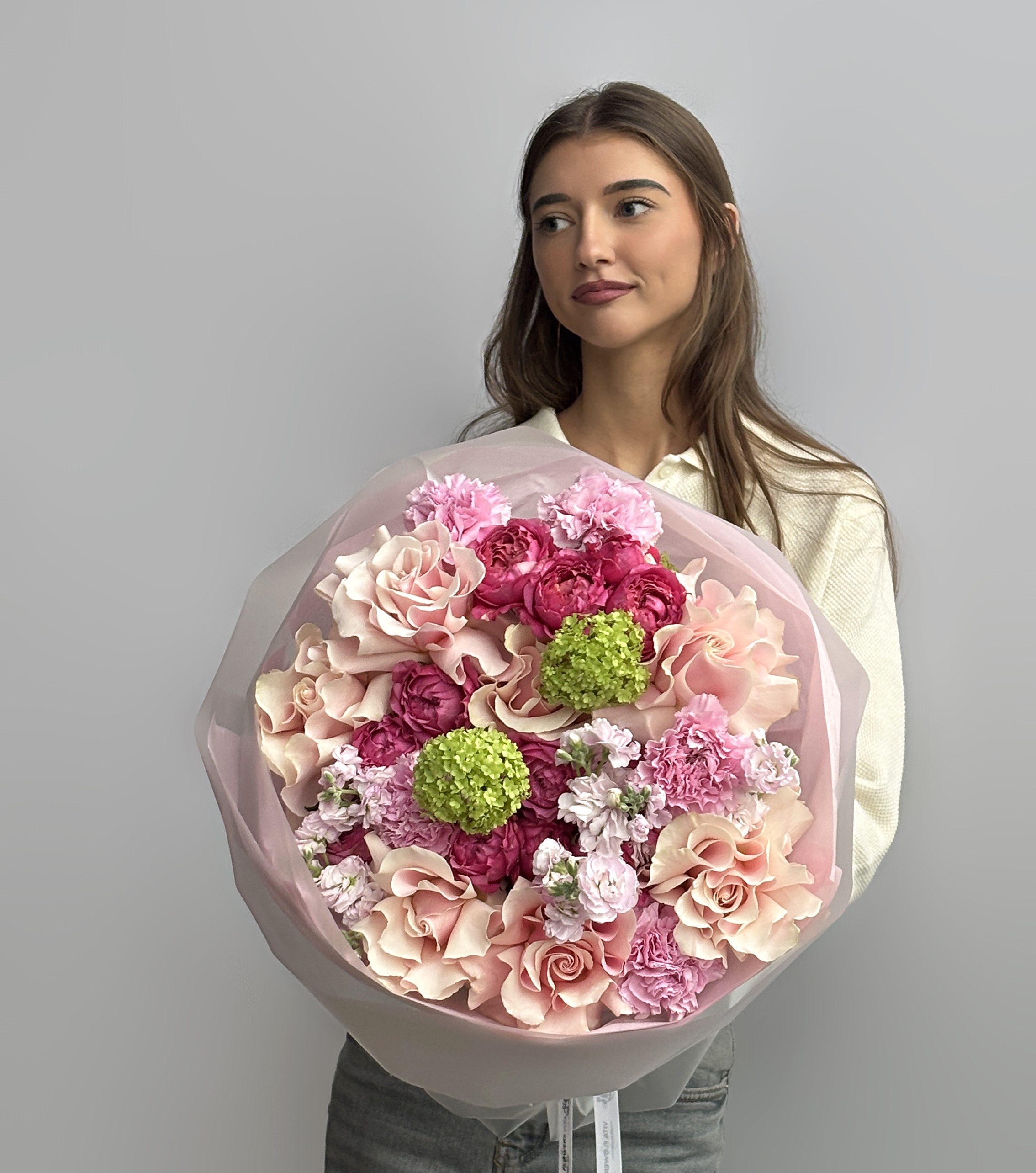 Букет с розами Джульетта и вибурнумом