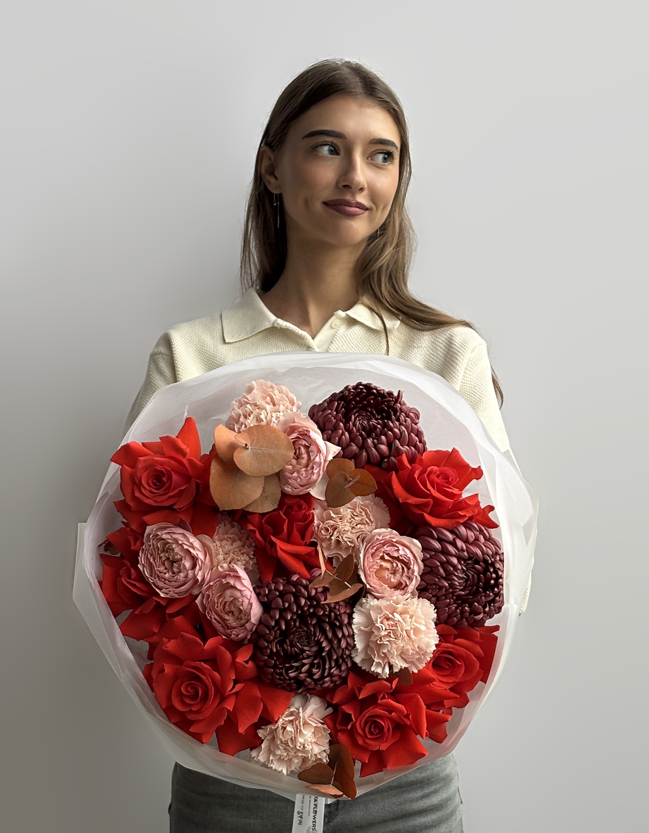 Букет с хризантемой, розами Джульетта и эвкалиптом