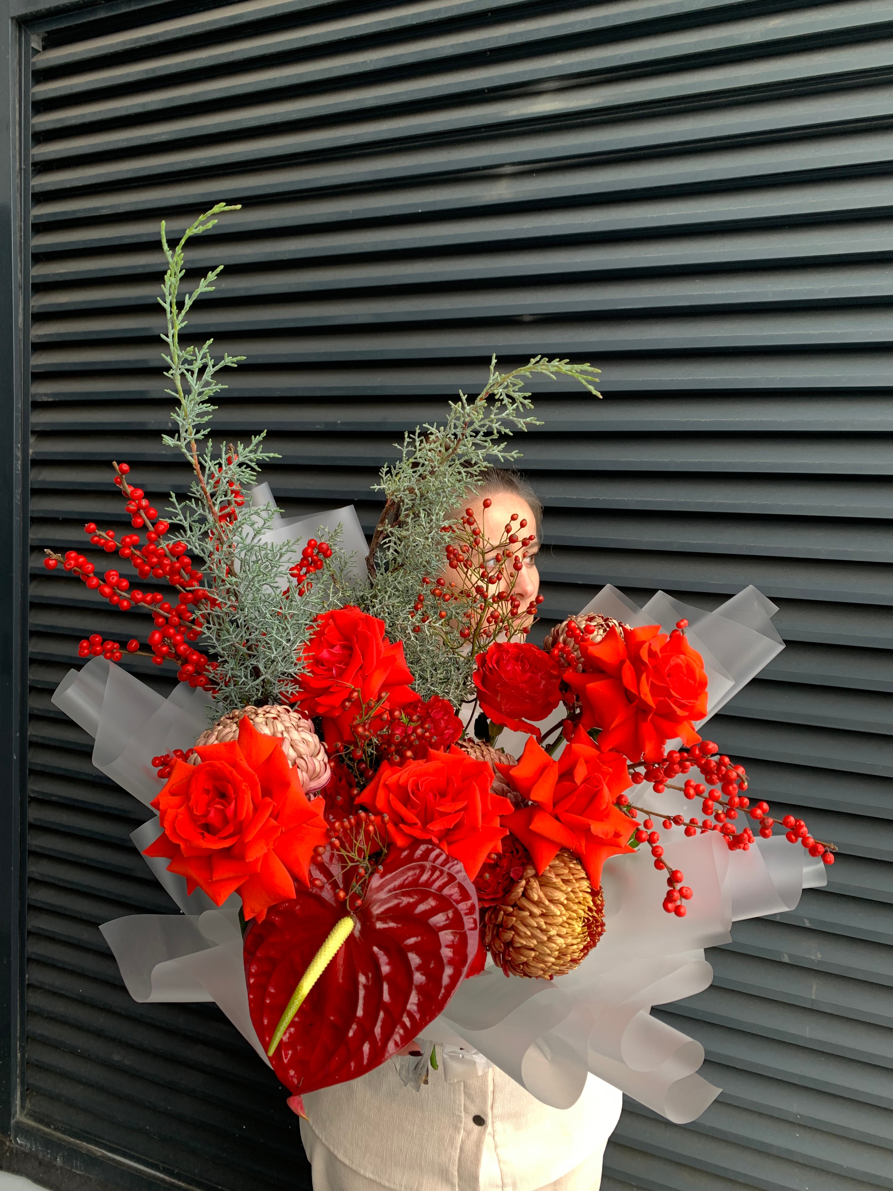 Новогодняя композиция с антуриумом и розами