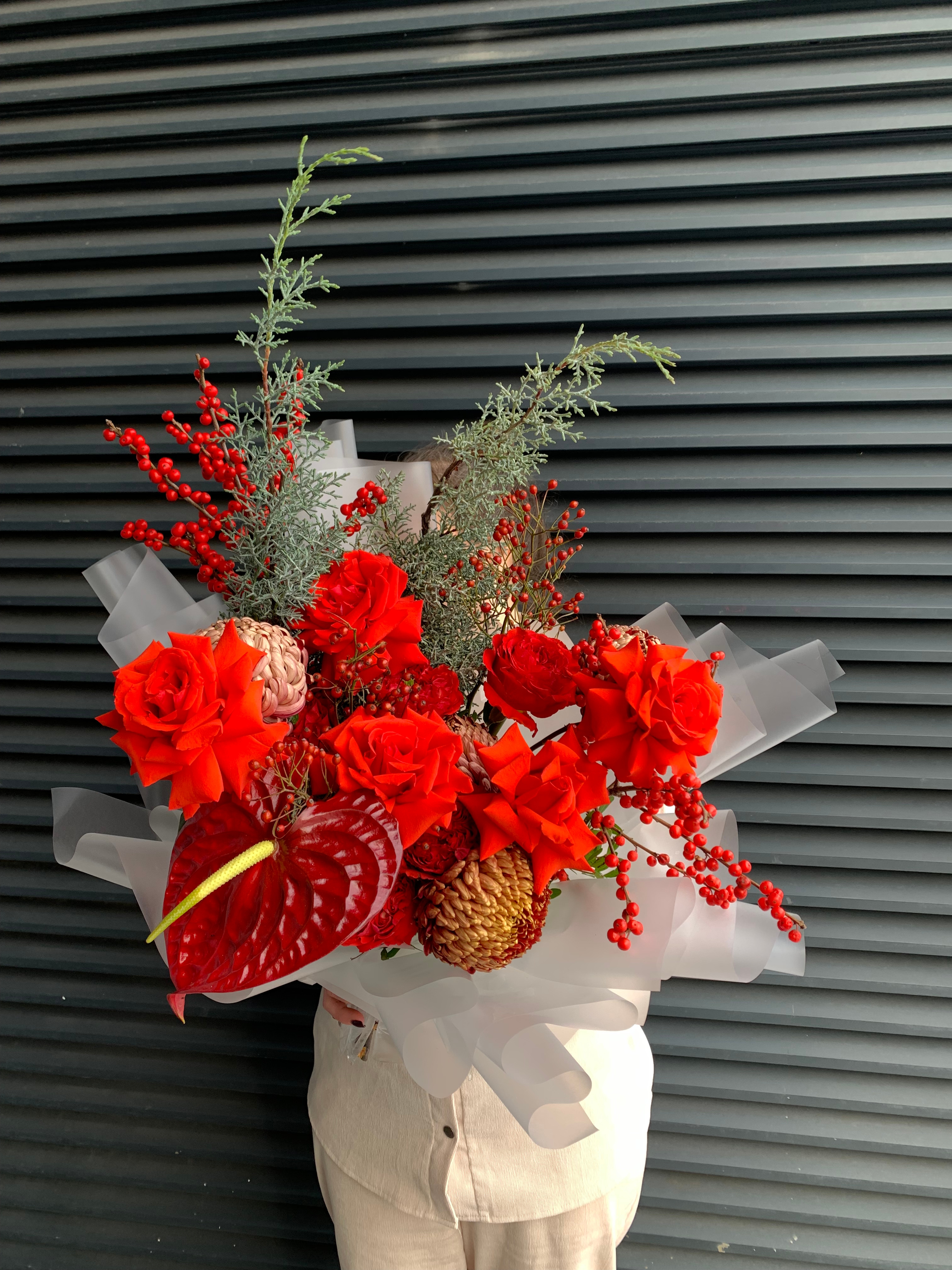 Новогодняя композиция с антуриумом и розами