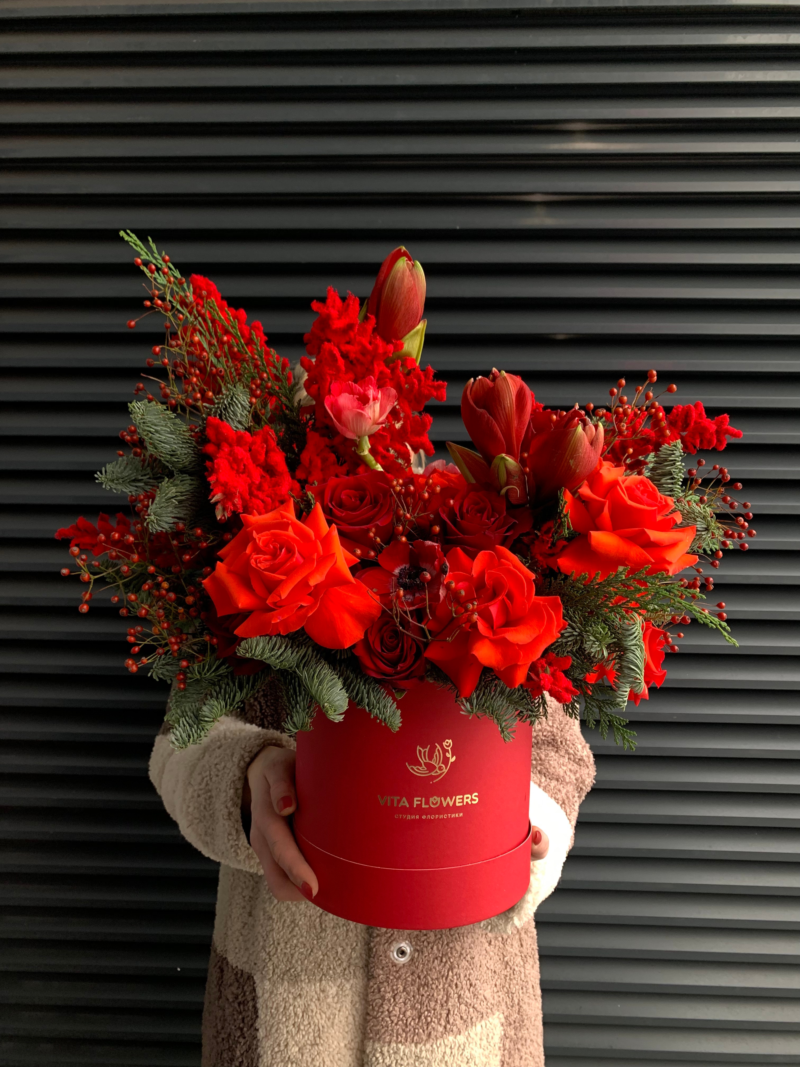 Коробка с розами, амариллисом и анемонами