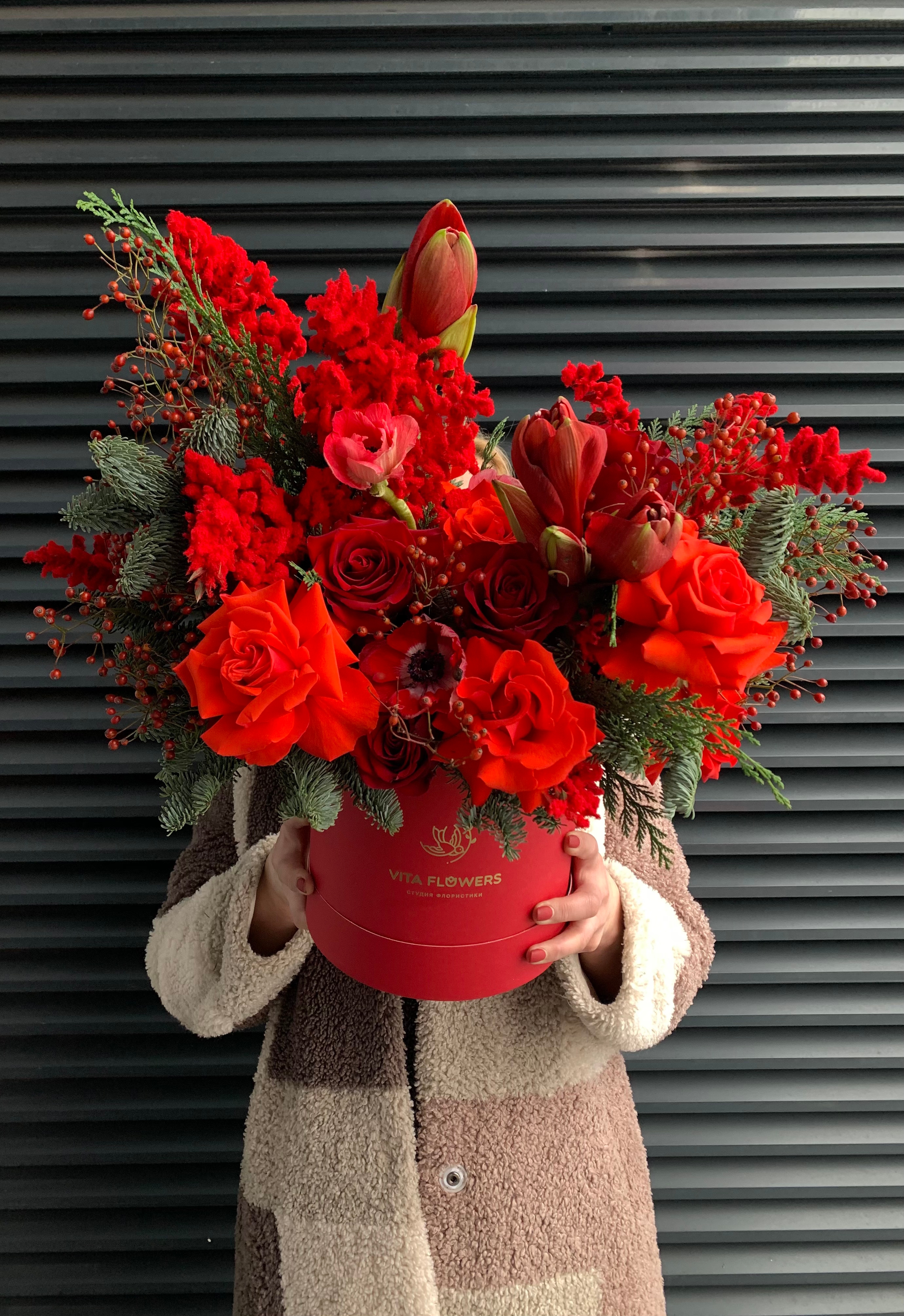 Коробка с розами, амариллисом и анемонами