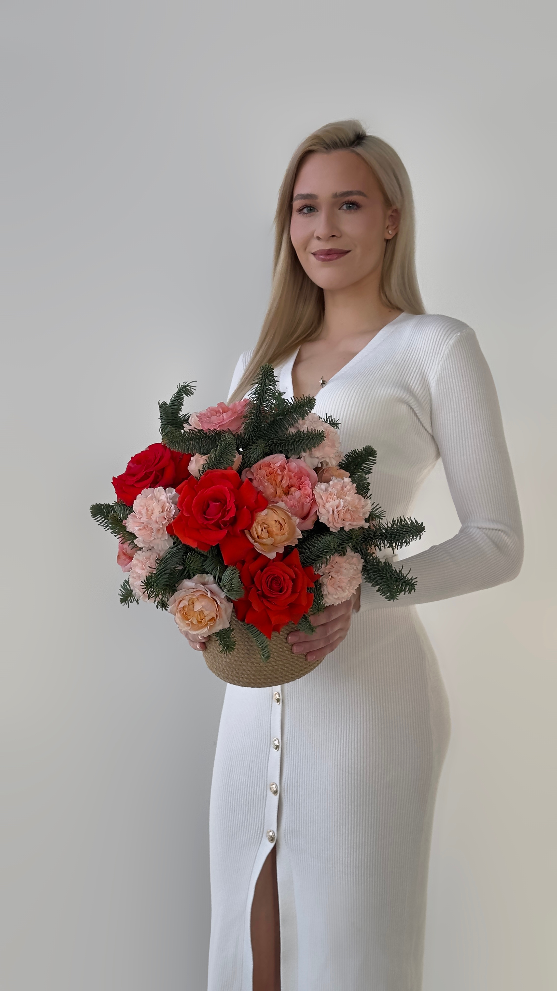 Новогодняя композиция с розами и нобилисом