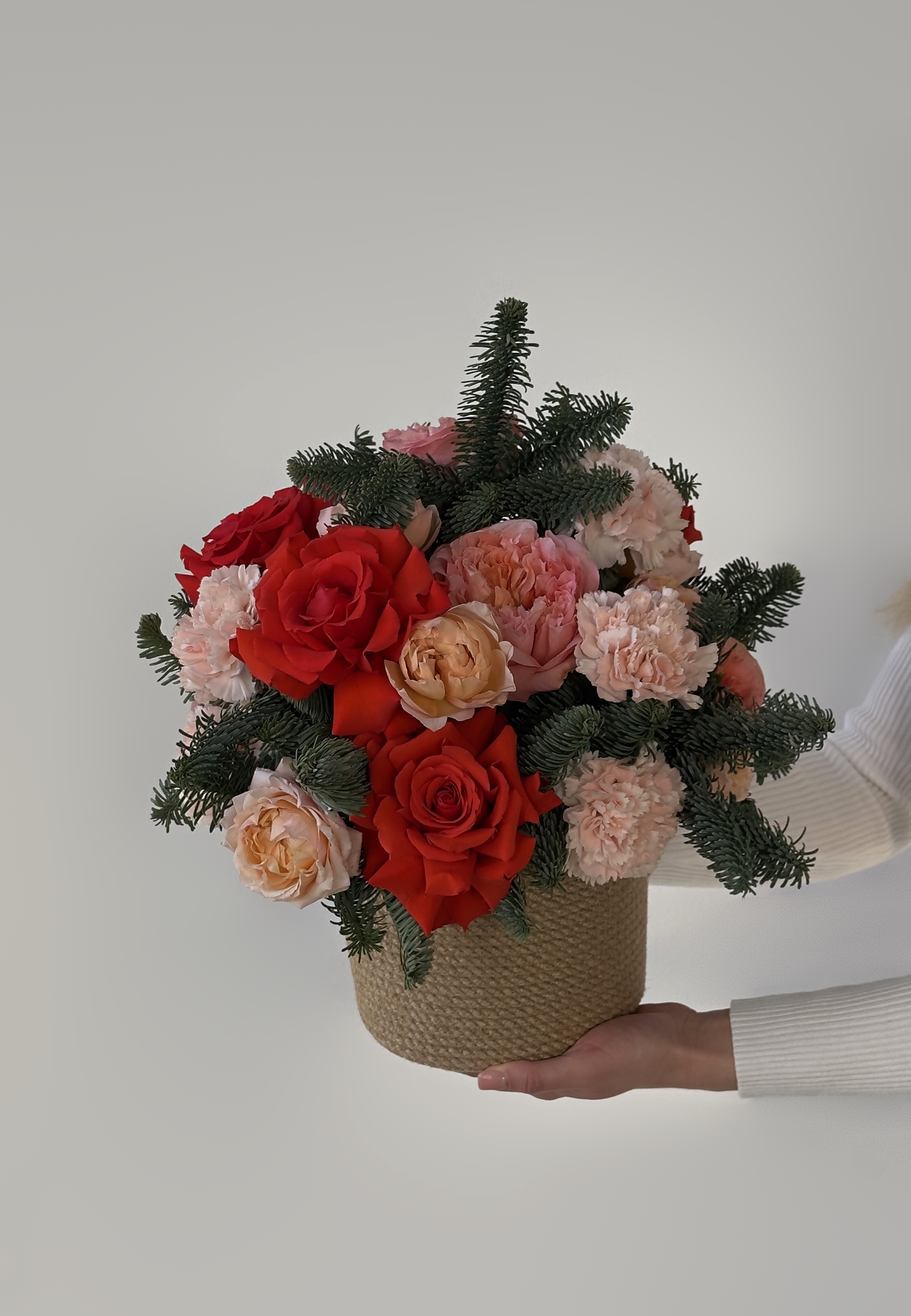 Новогодняя композиция с розами и нобилисом