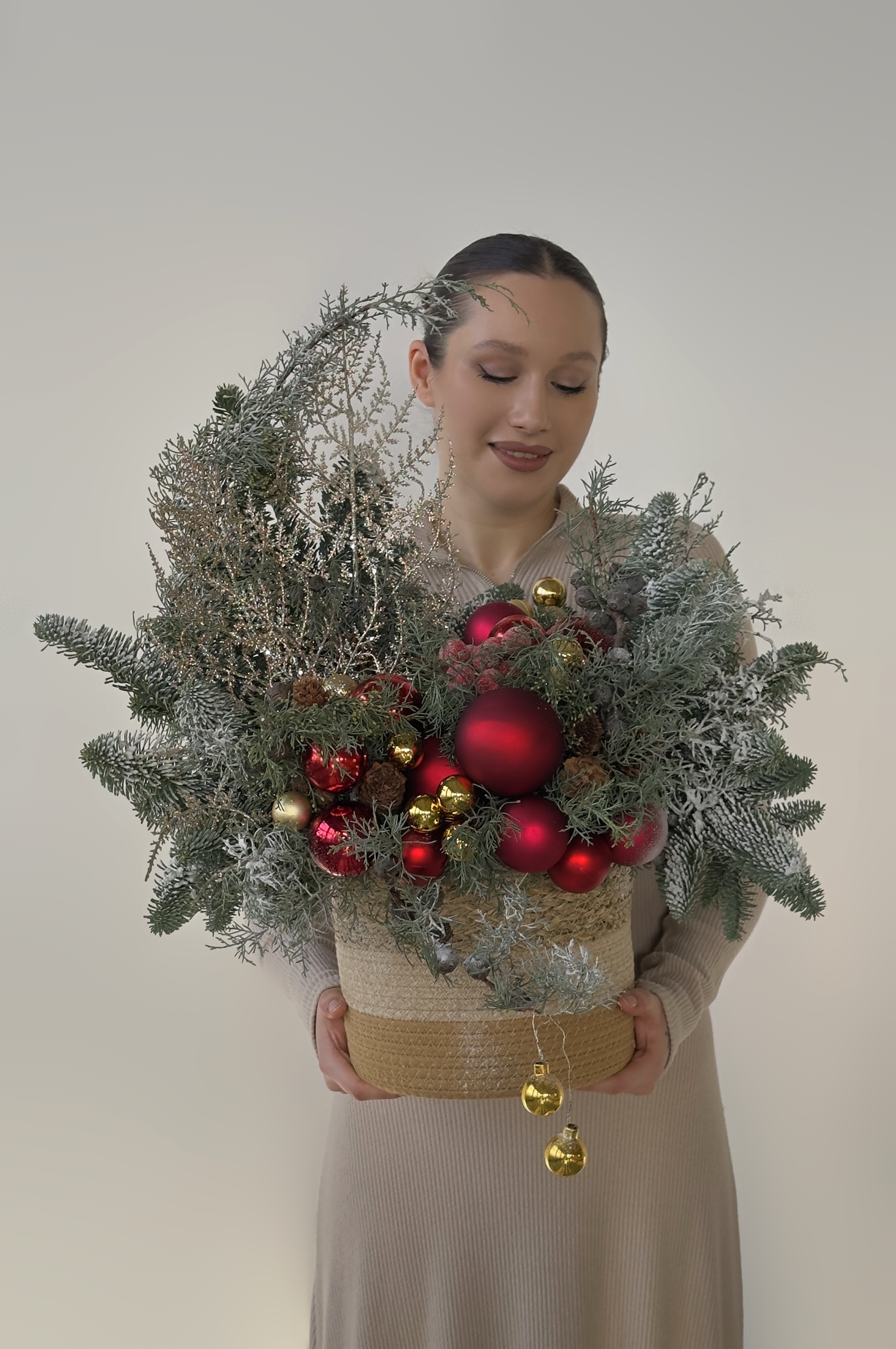 Новогодняя композиция с нобилисом и шарами