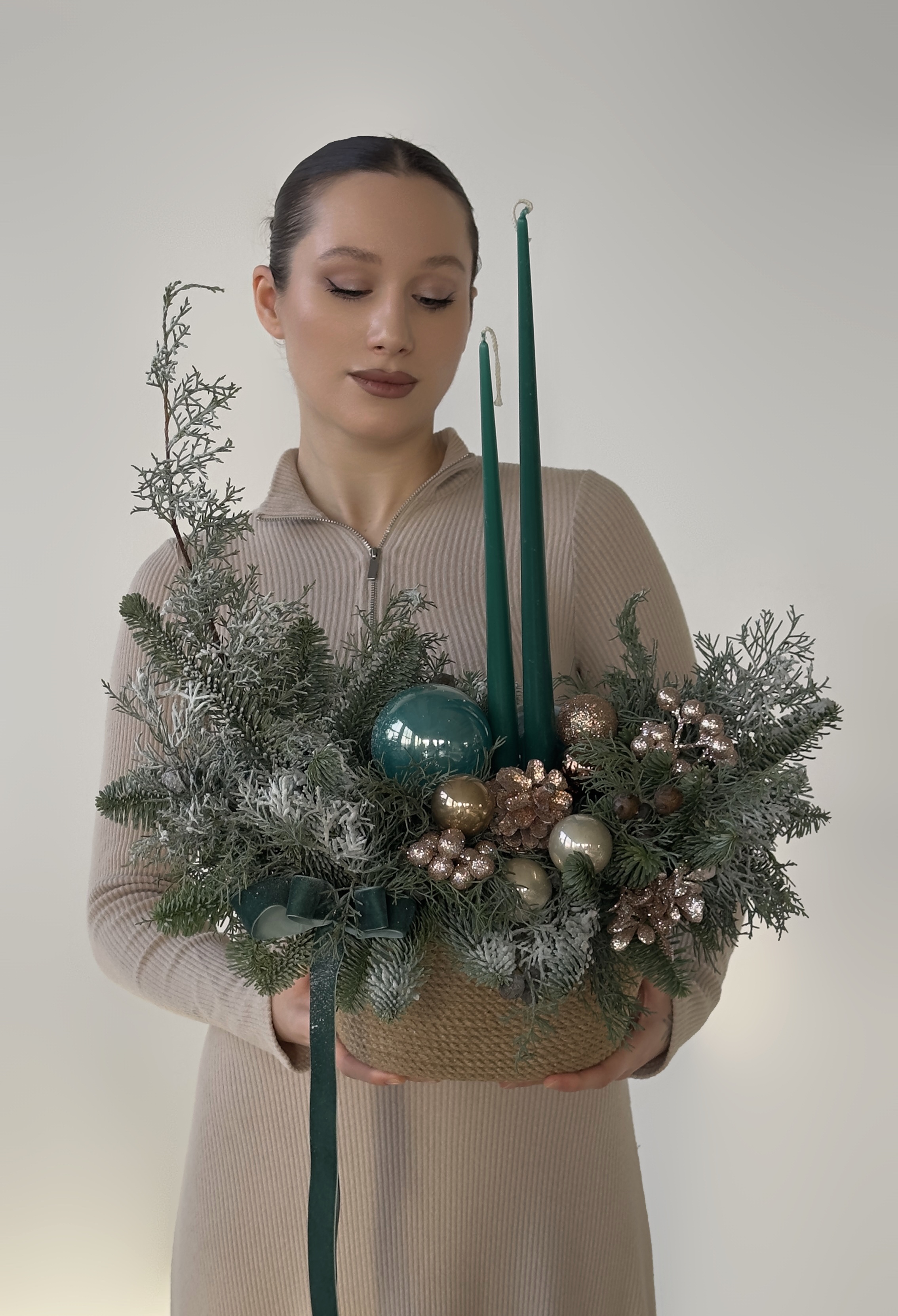 Новогодняя композиция со свечами и нобилисом