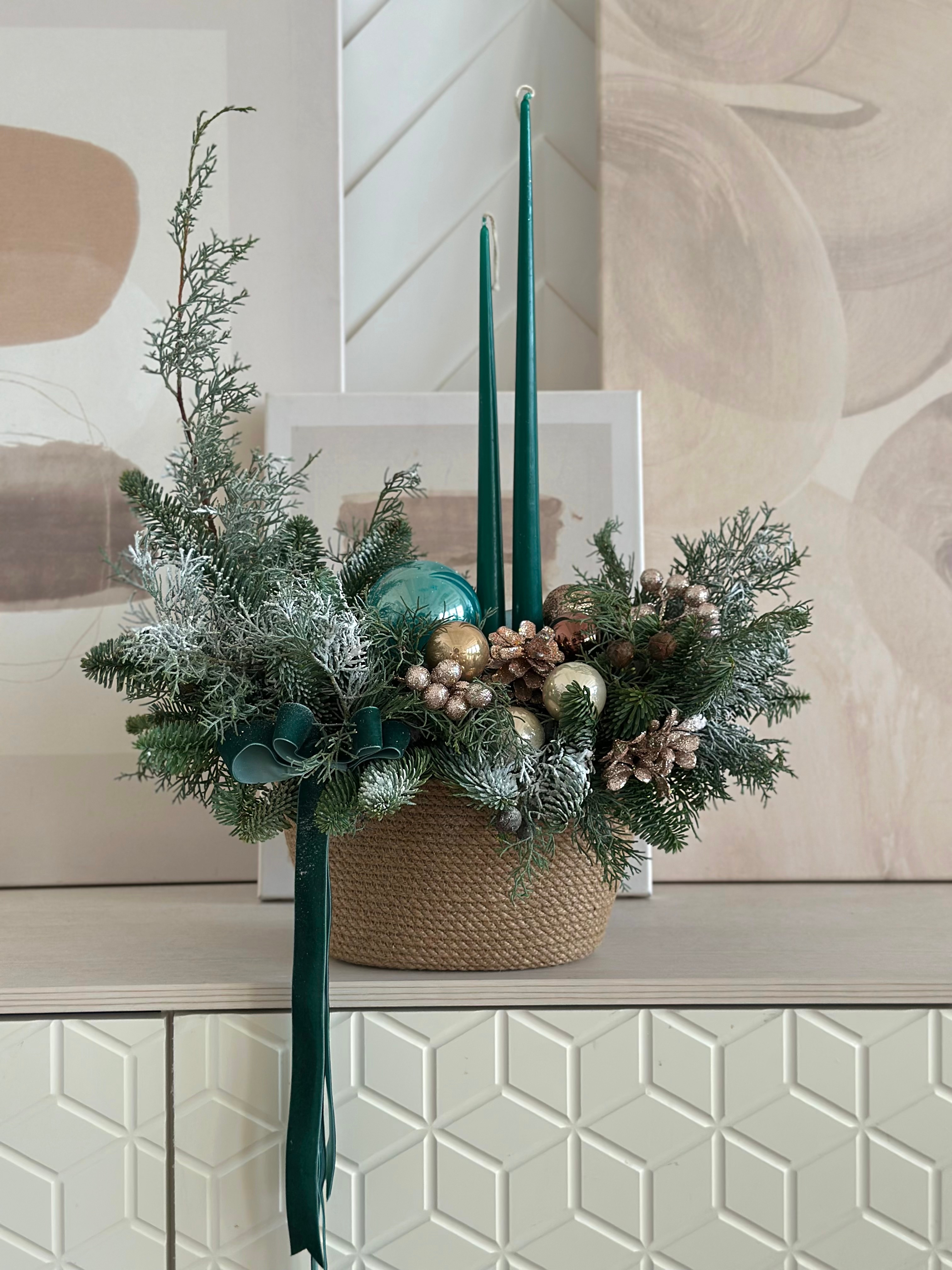 Новогодняя композиция со свечами и нобилисом