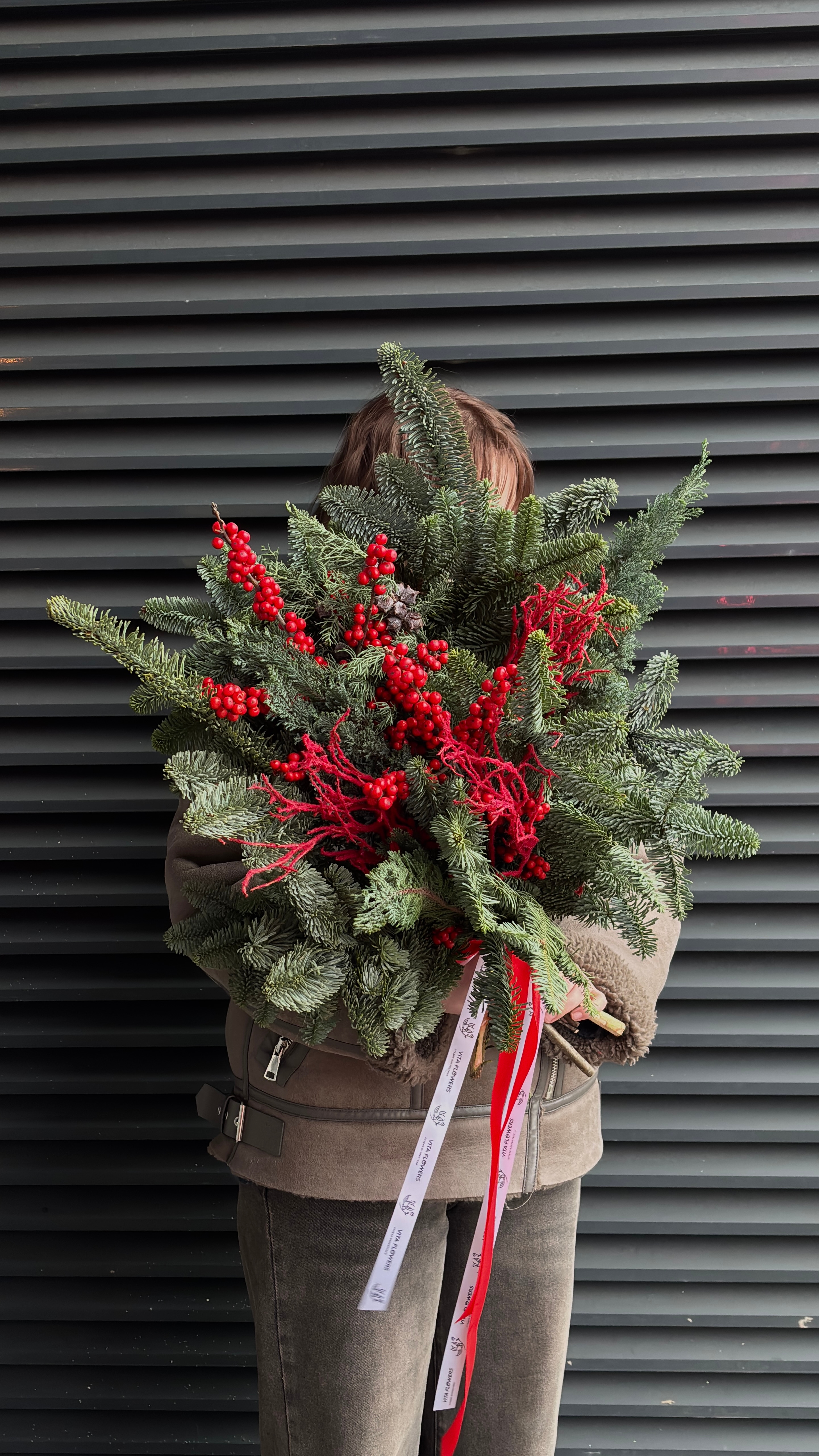 Хвойная композиция с илексом и нобилисом