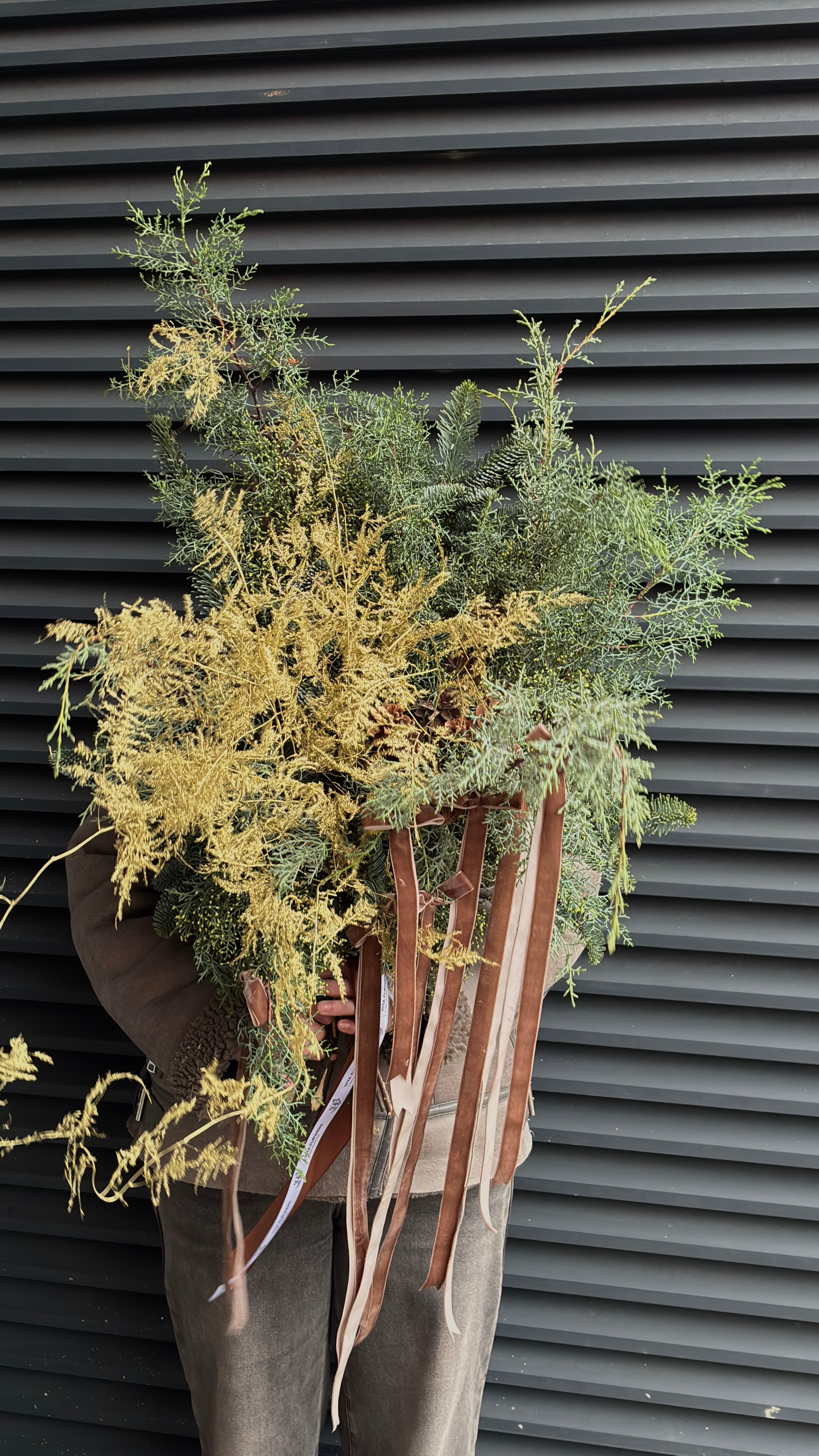 Хвойная композиция с нобилисом и аспарагусом