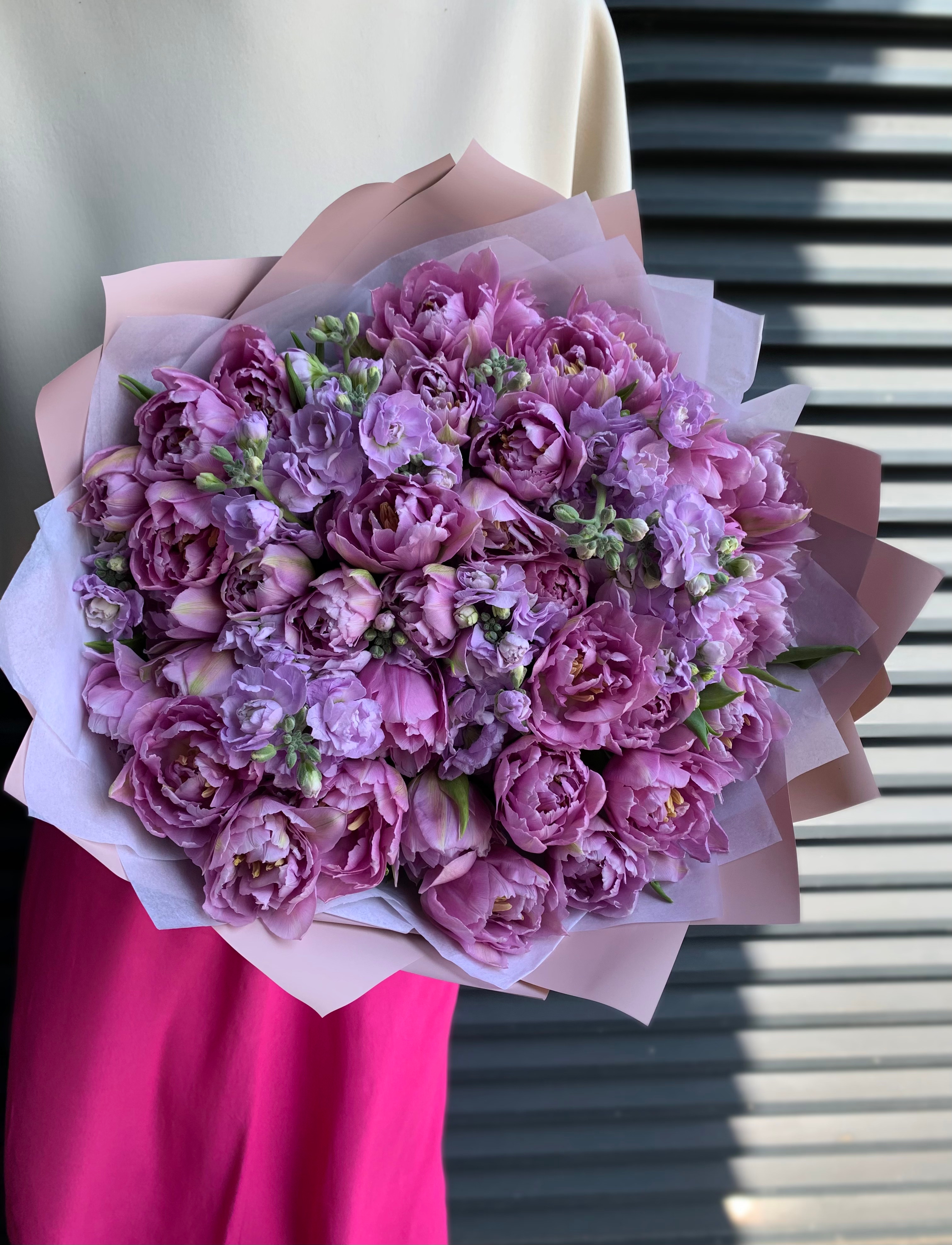 Букет из тюльпанов и маттиолы