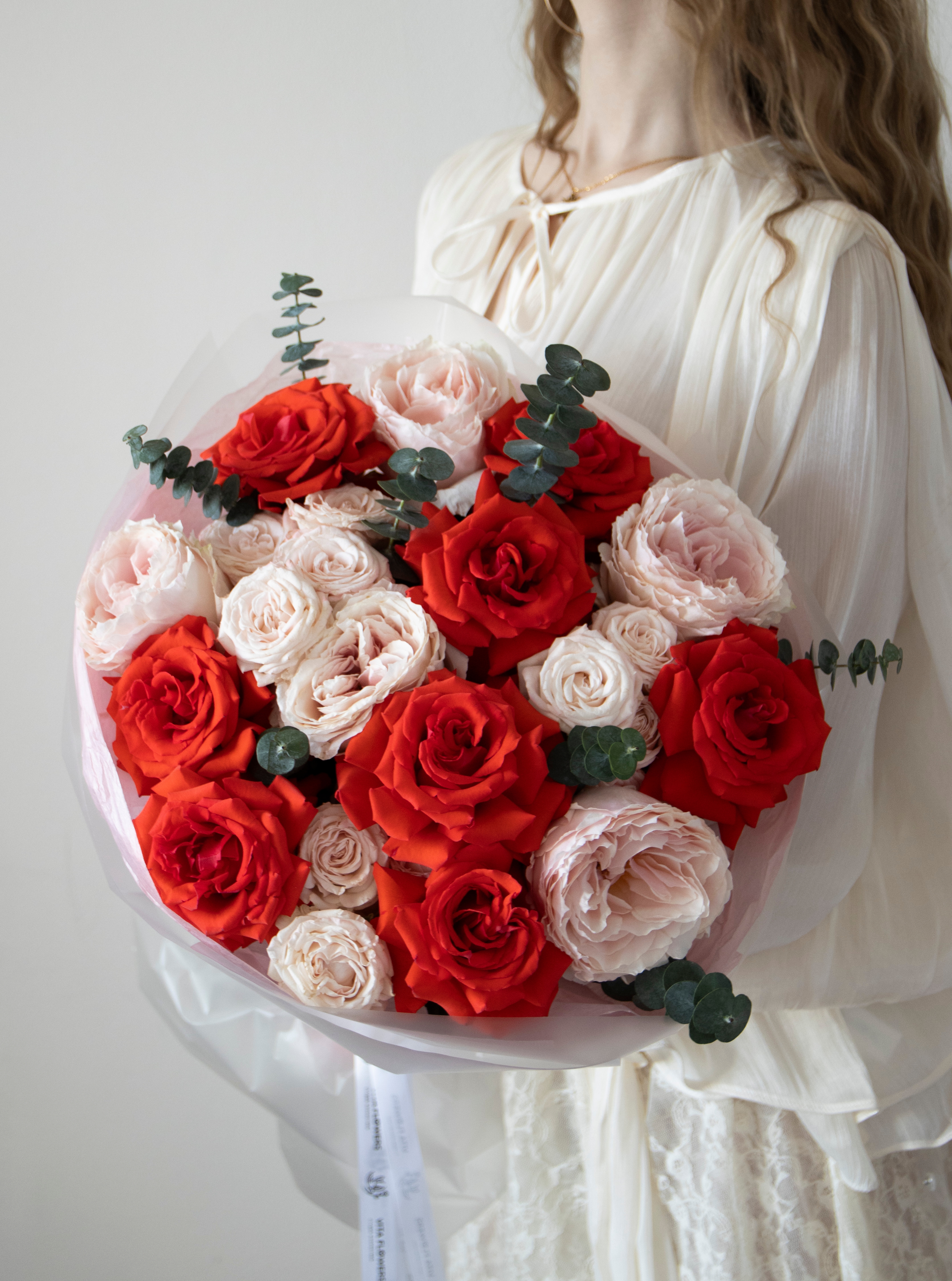 Букет с пионовидной розой и эвкалиптом