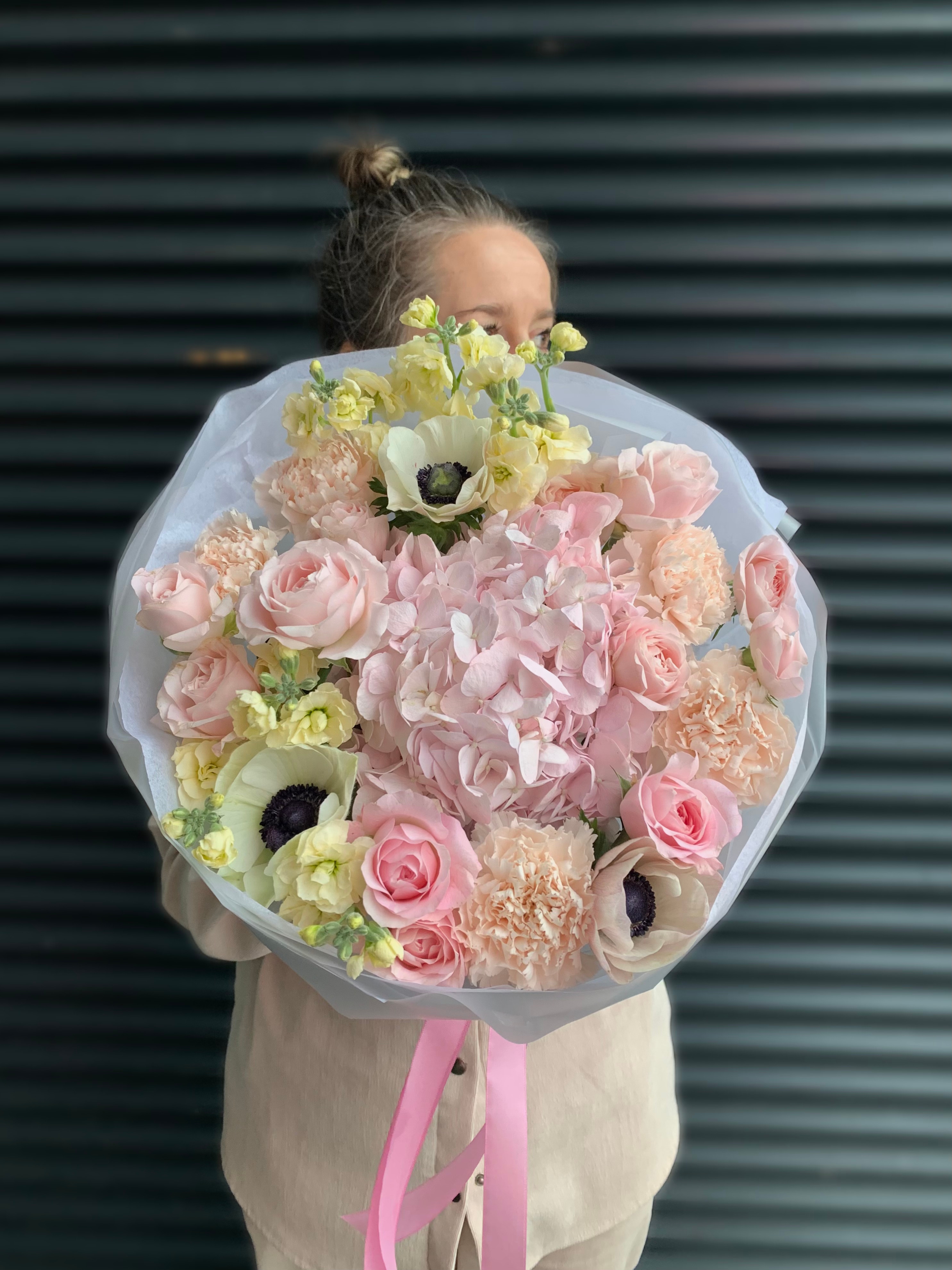 Букет с гортензией и анемонами