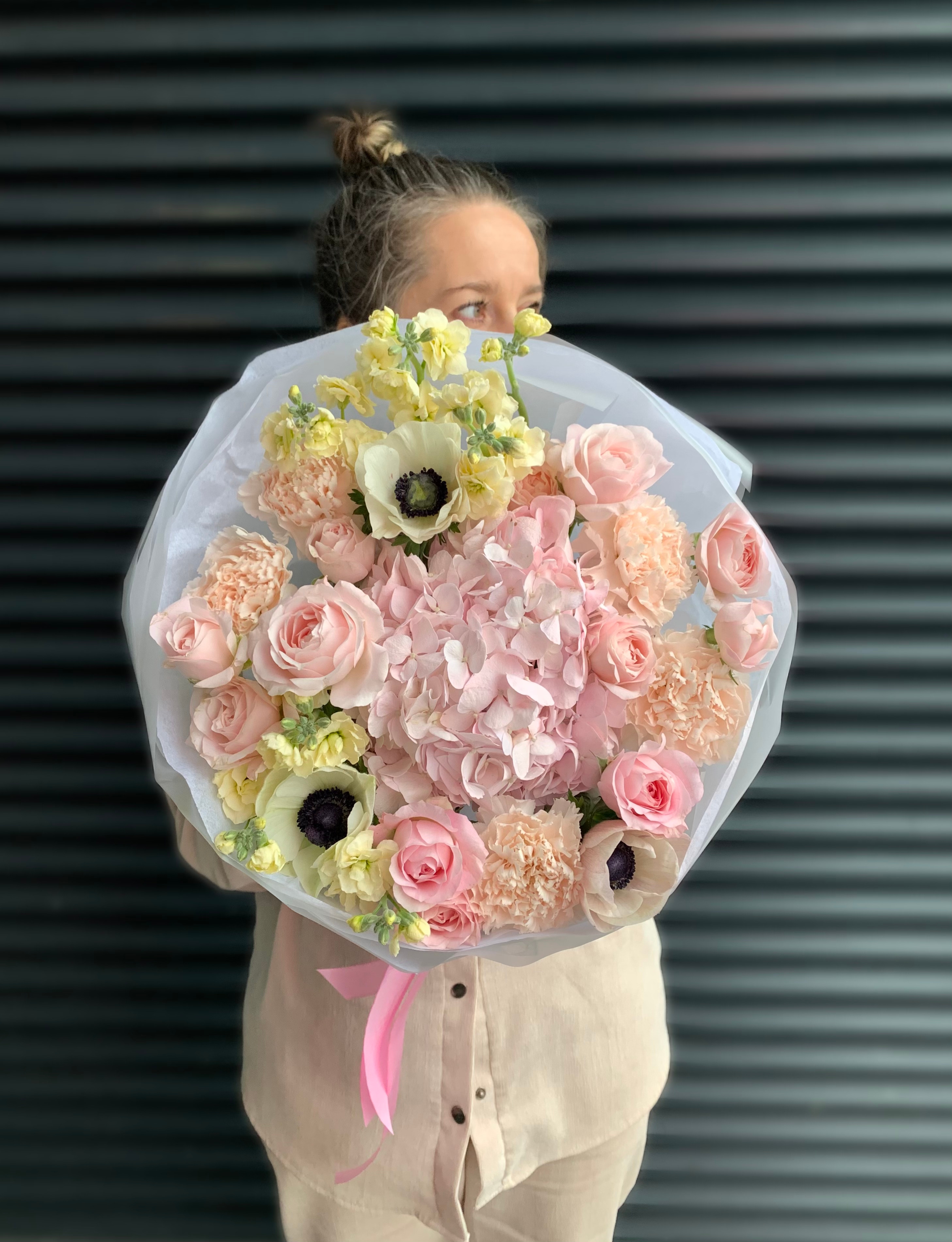 Букет с гортензией и анемонами