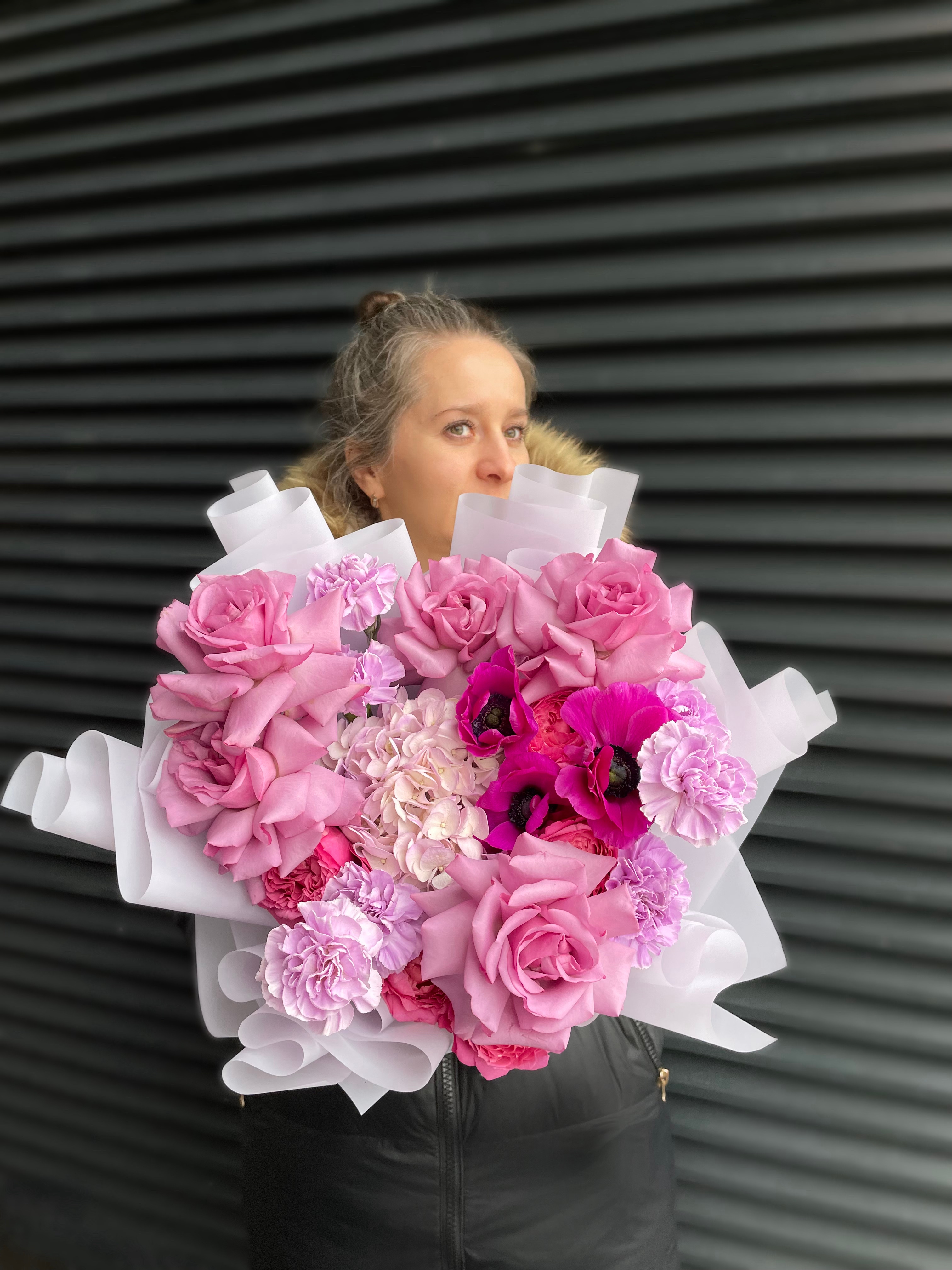 Букет с анемонами, гортензией и розами