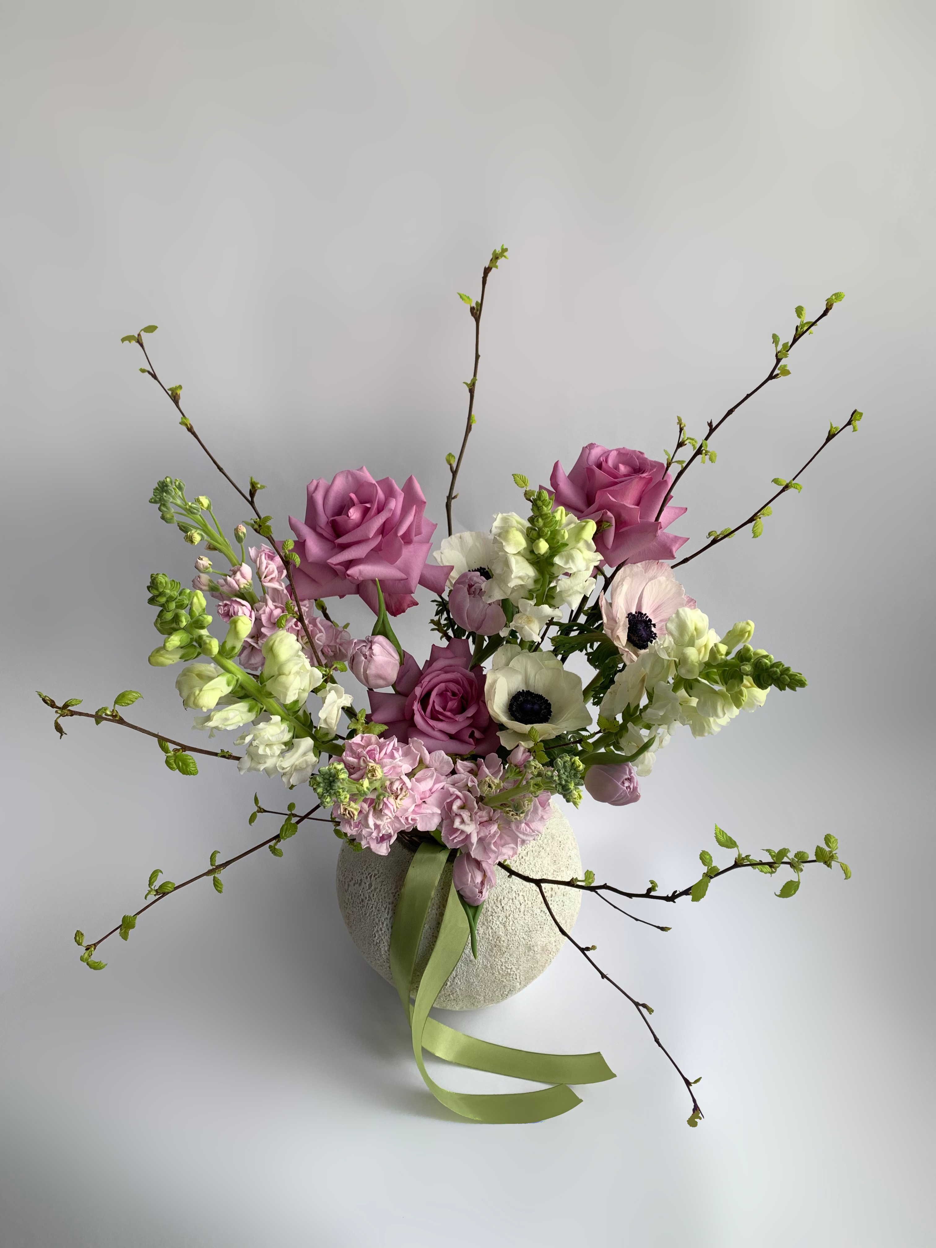 Композиция с розами, анемонами и пионовидными тюльпанами