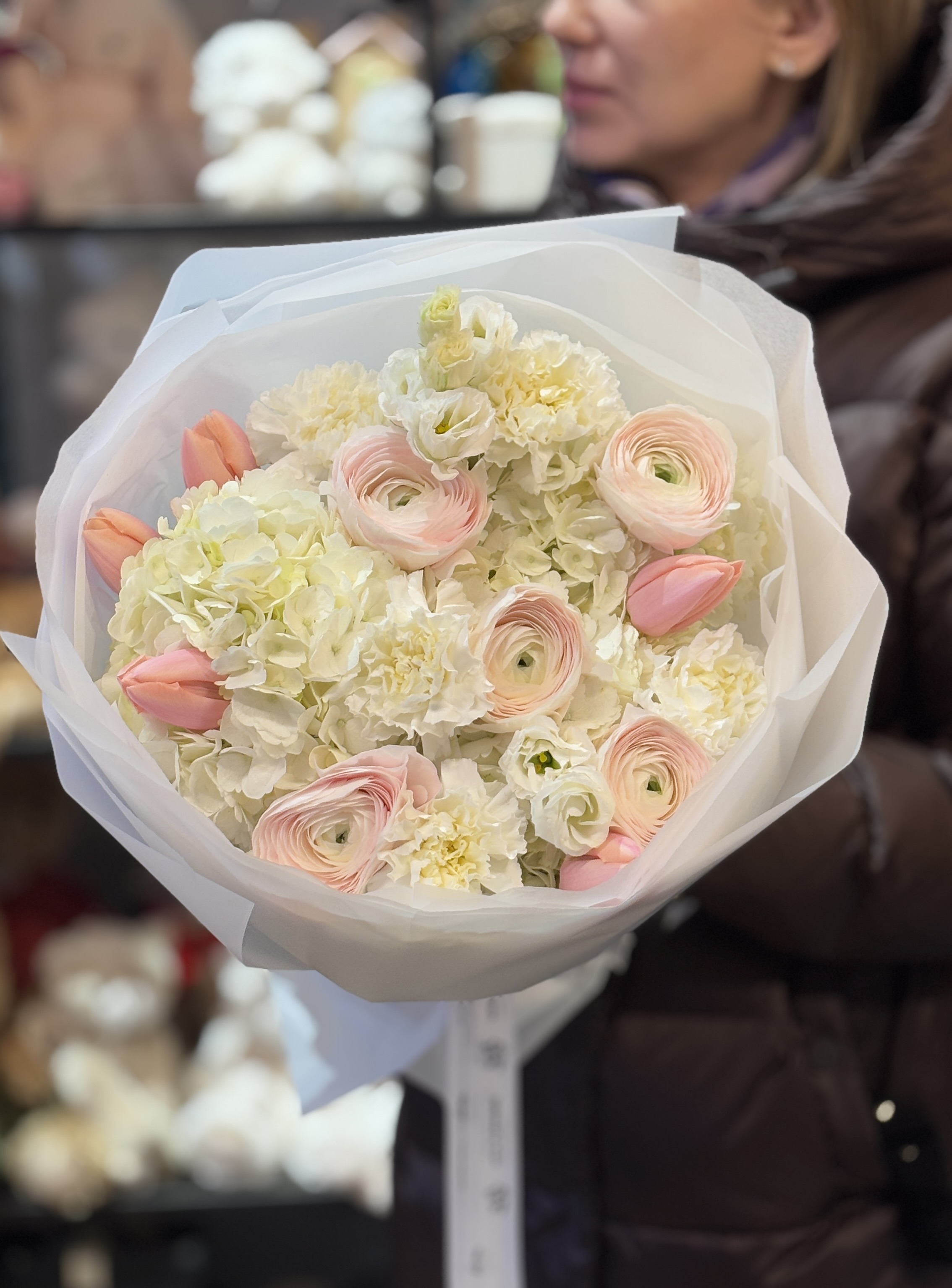 Букет с тюльпанами и ранункулюсом