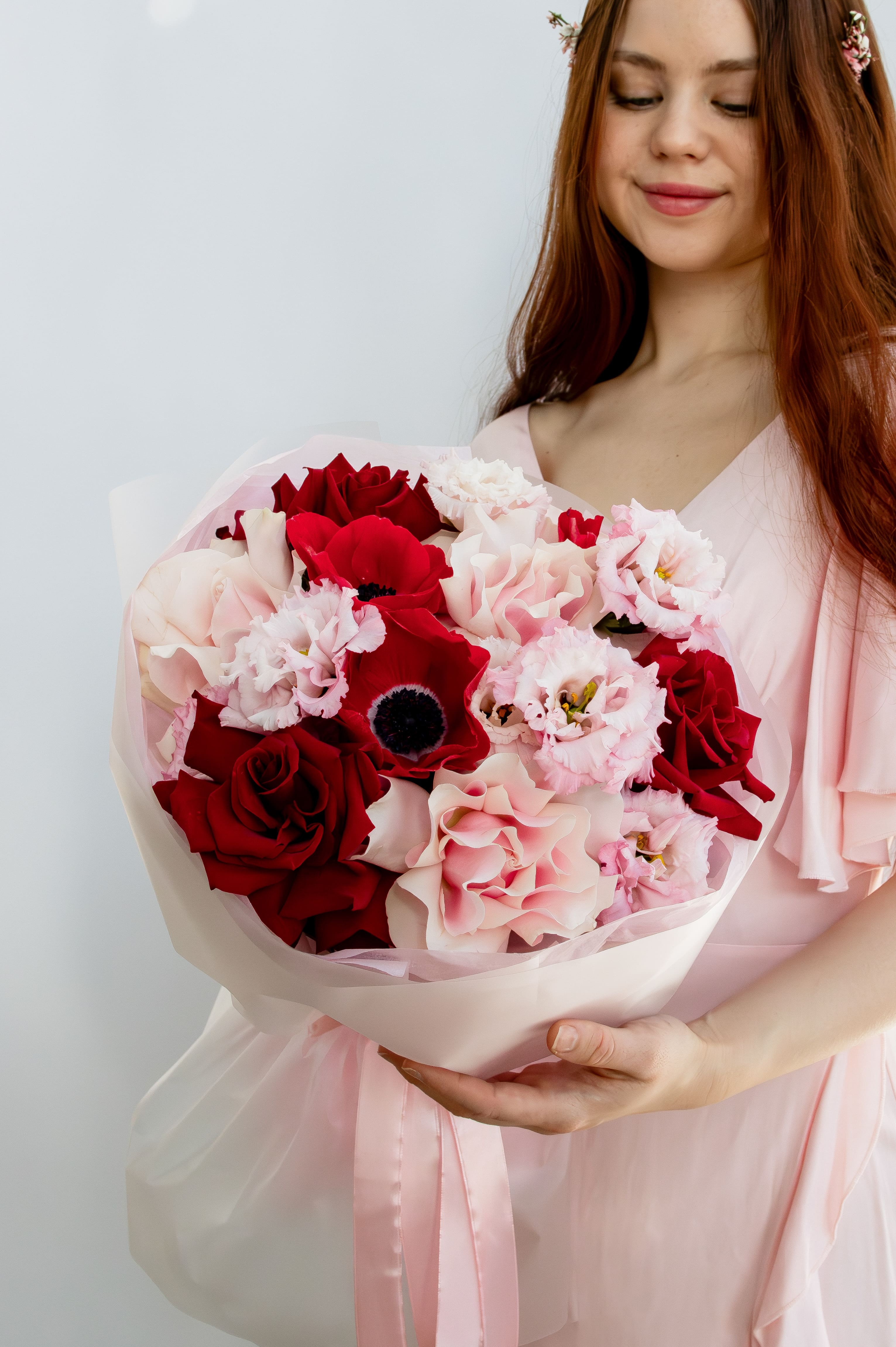 Букет с эквадорской розой, анемоном и эустомой