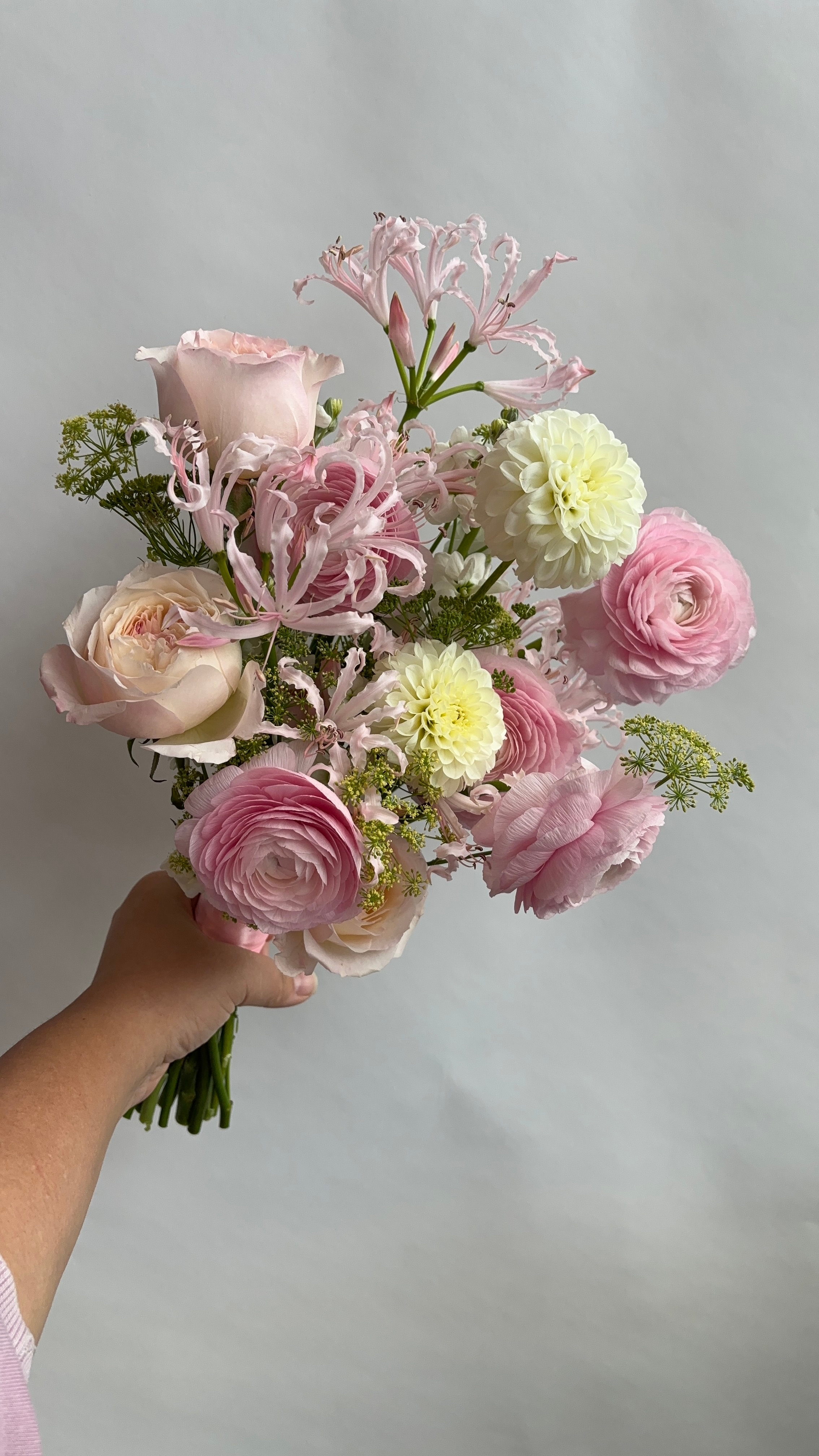 Букет с ранункулюсами и пионовидной розой